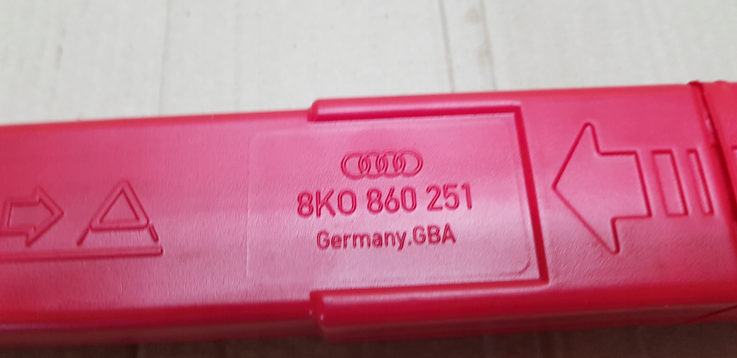 AUDI S4 A4 B8 TRÓJKĄT OSTRZEGAWCZY 8K0860251 Producent Audi oe