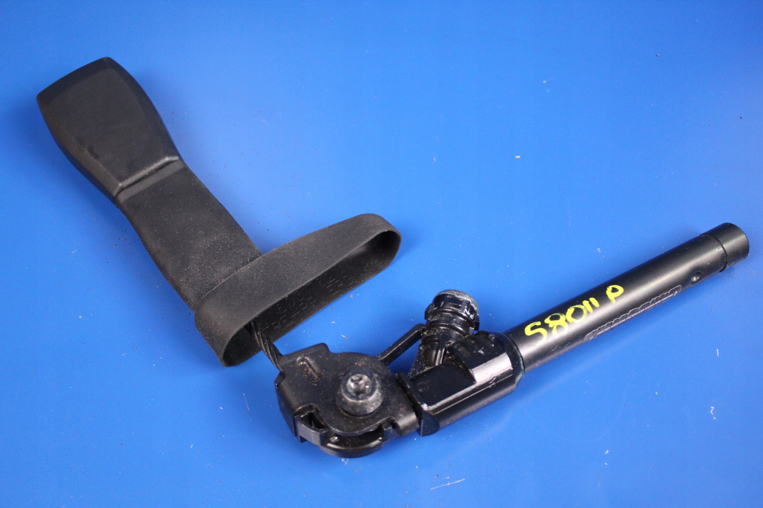 VOLVO S80 II V70 XC70 NAPINACZ PASA PRAWY PRZOD