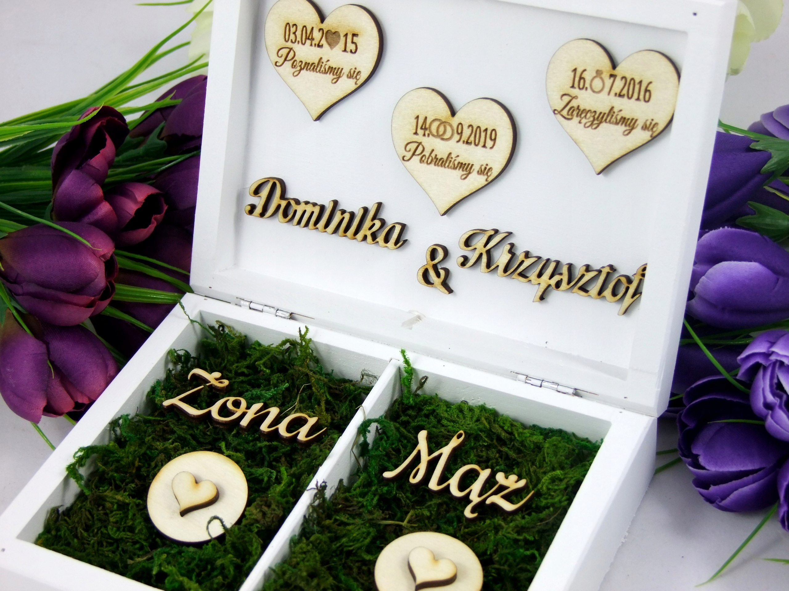 Biała Szkatułka Na Obrączki Trzy Serca Ważne Daty Imiona Młodych Rodzaj pudełko z mchem