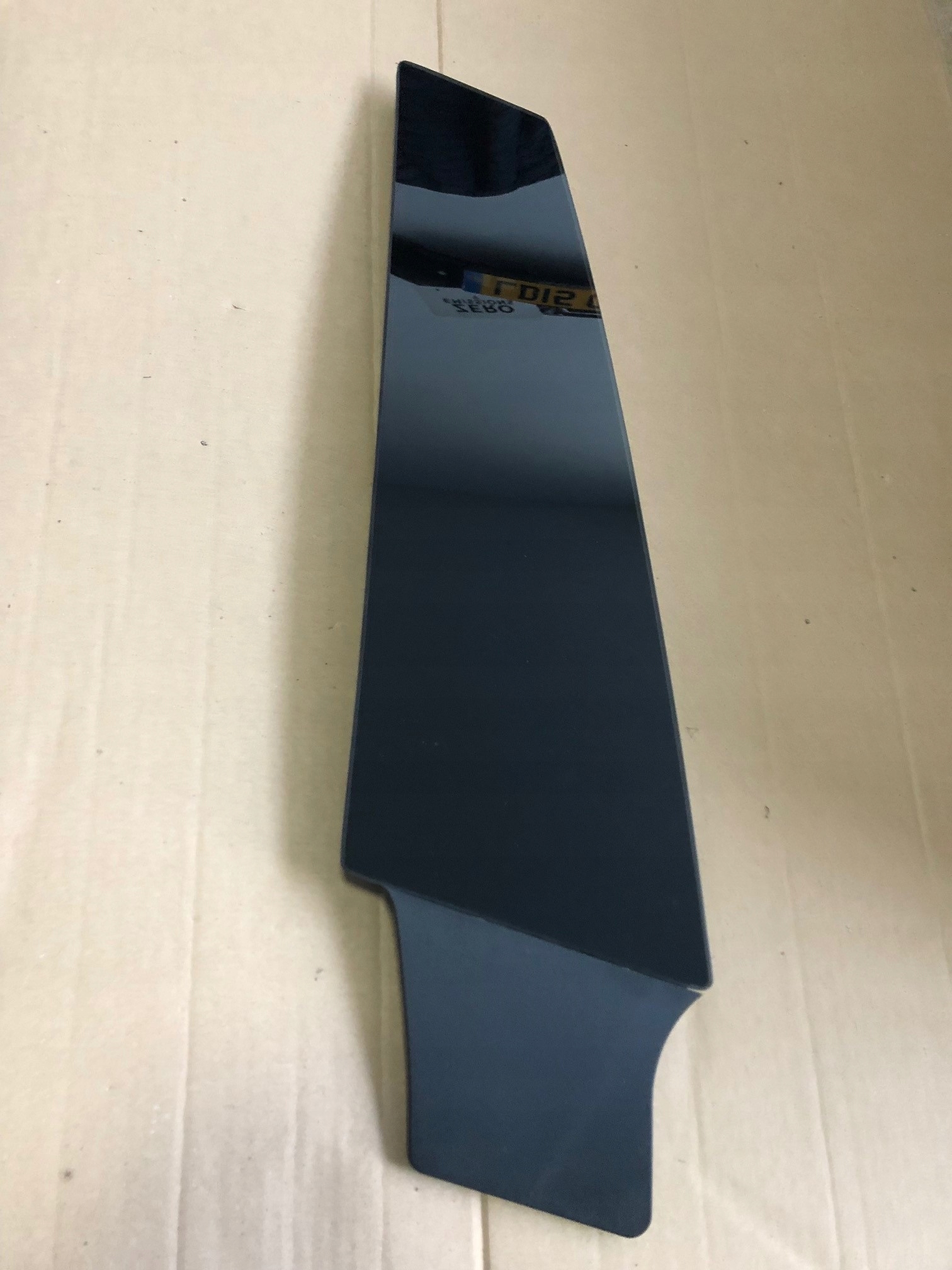 Tesla Model S prawy slupek szklany 1004535 00 B