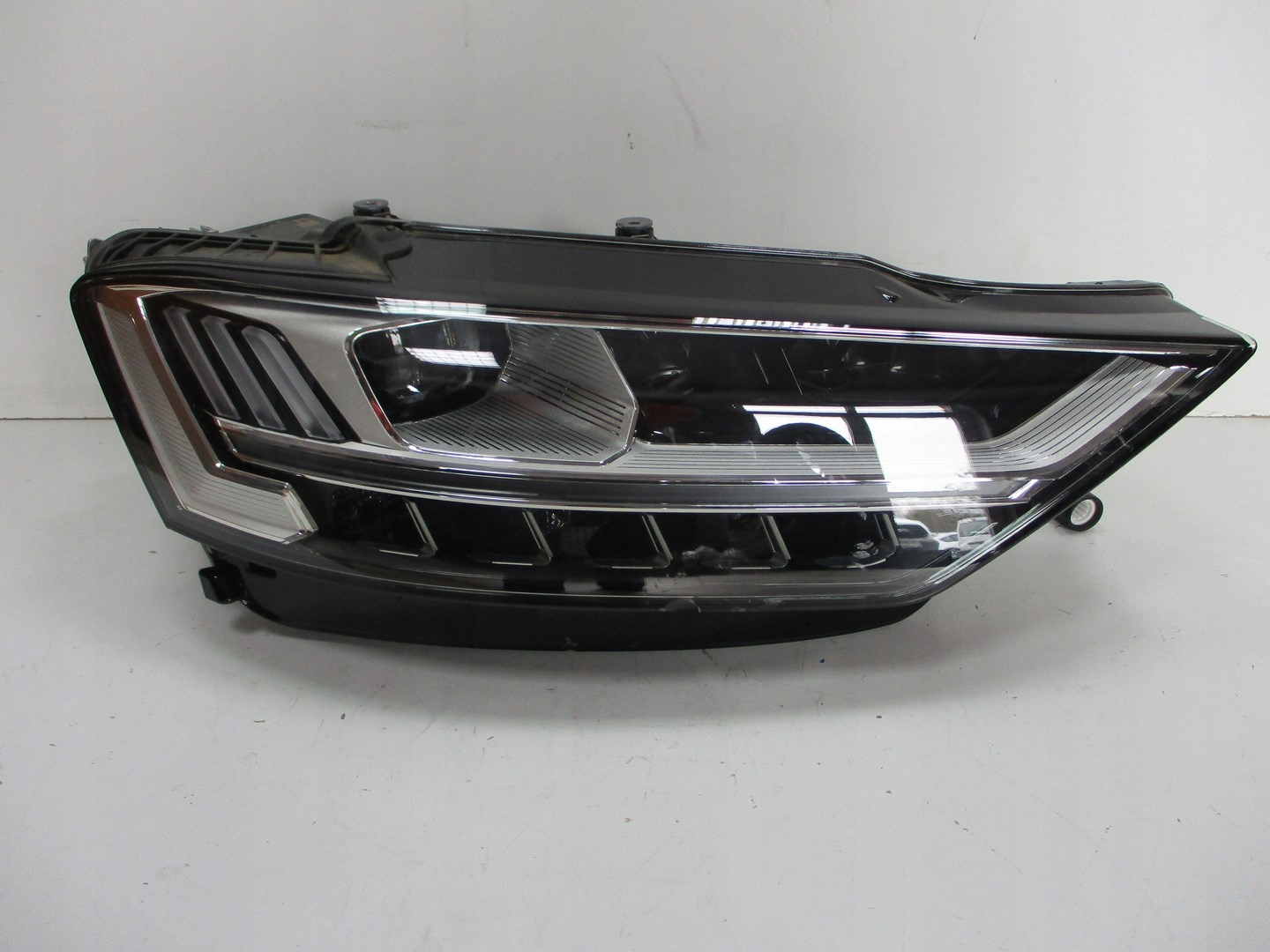 Lampa PRAWA przednia AUDI A8 4N0 LASER