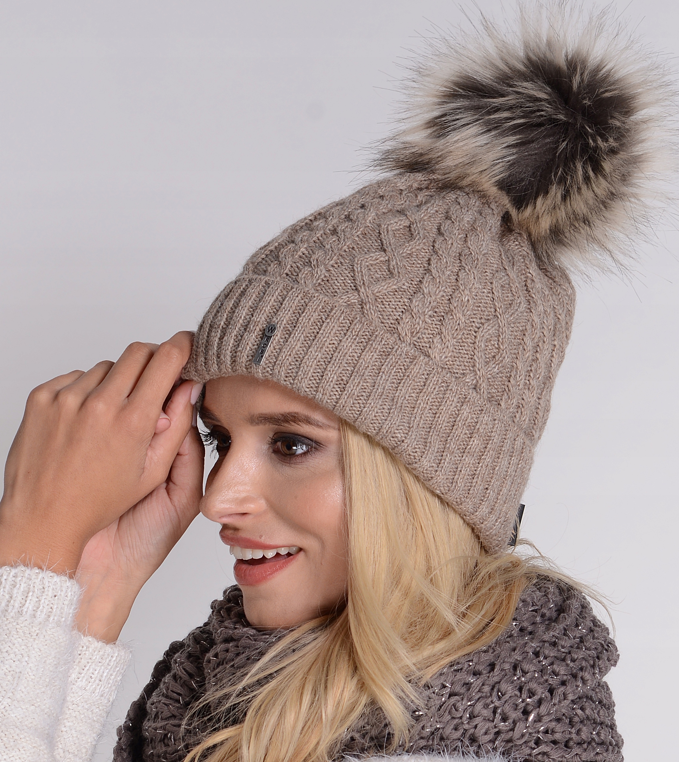 

Zimowa czapka z wełny na polarze Pompon Latte C17
