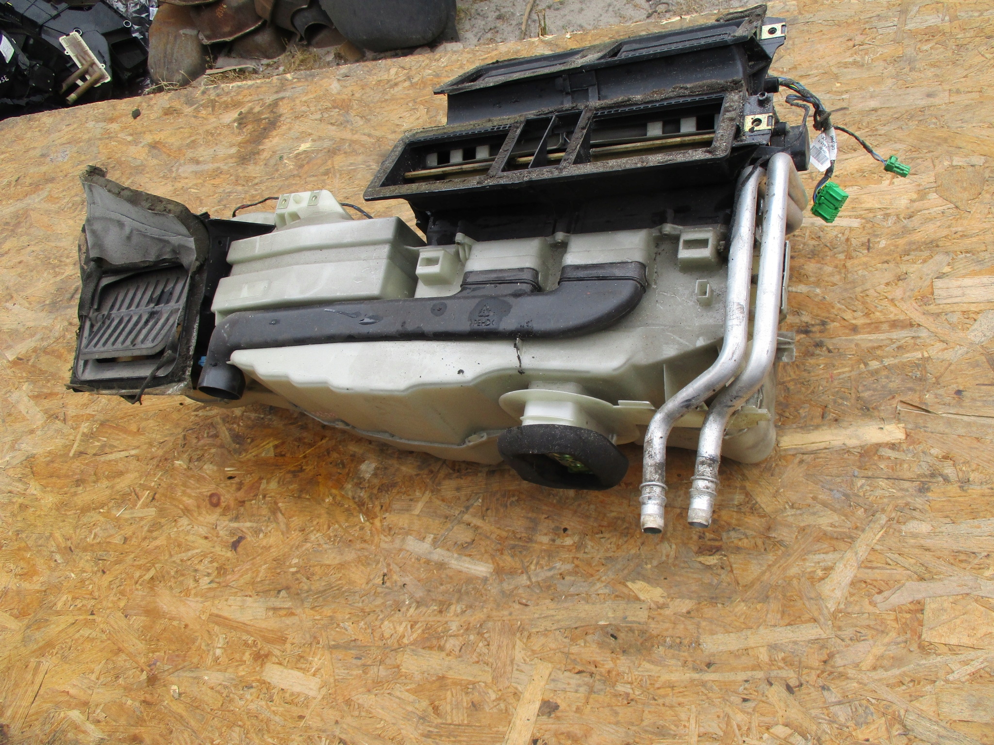 311 01015 - 2006/29 корпус отопителя VOLVO S60 и V70 II S80