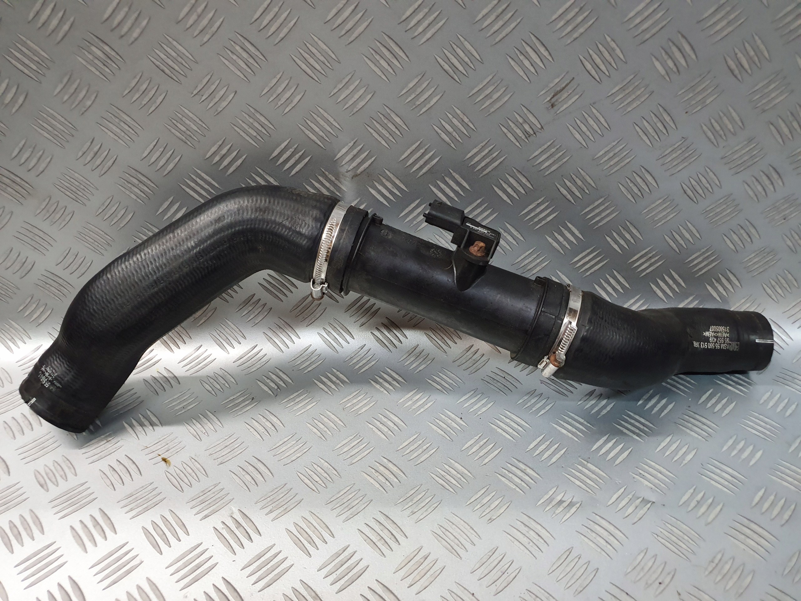 55558668 55557439 - ТРУБА ВОЗДУХОВОД ИНТЕРКУЛЕРА ASTRA 2.0 OPC