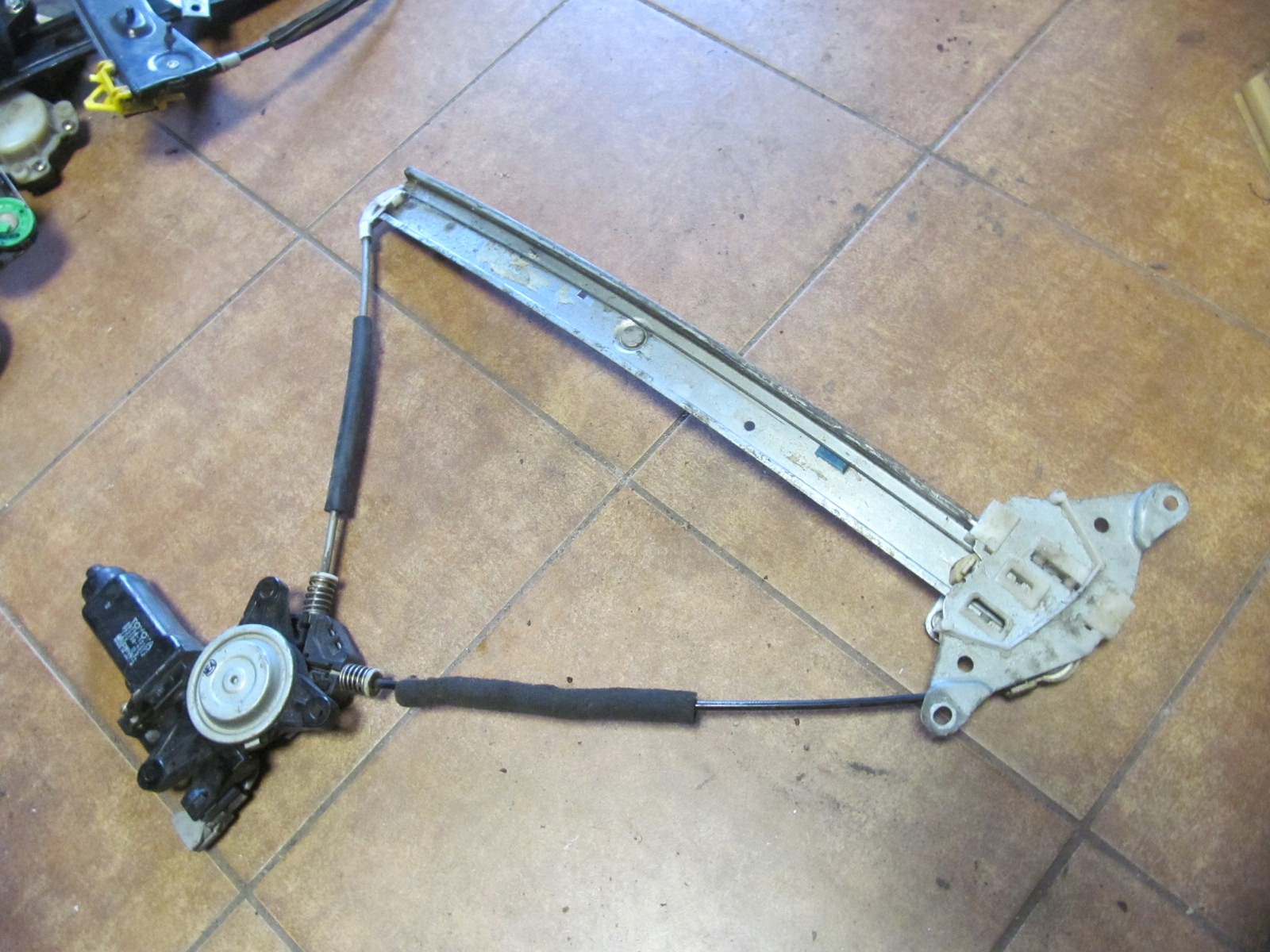 TOYOTA COROLLA E10 PODNOSNIK SZYB PRAWY PRZOD C401