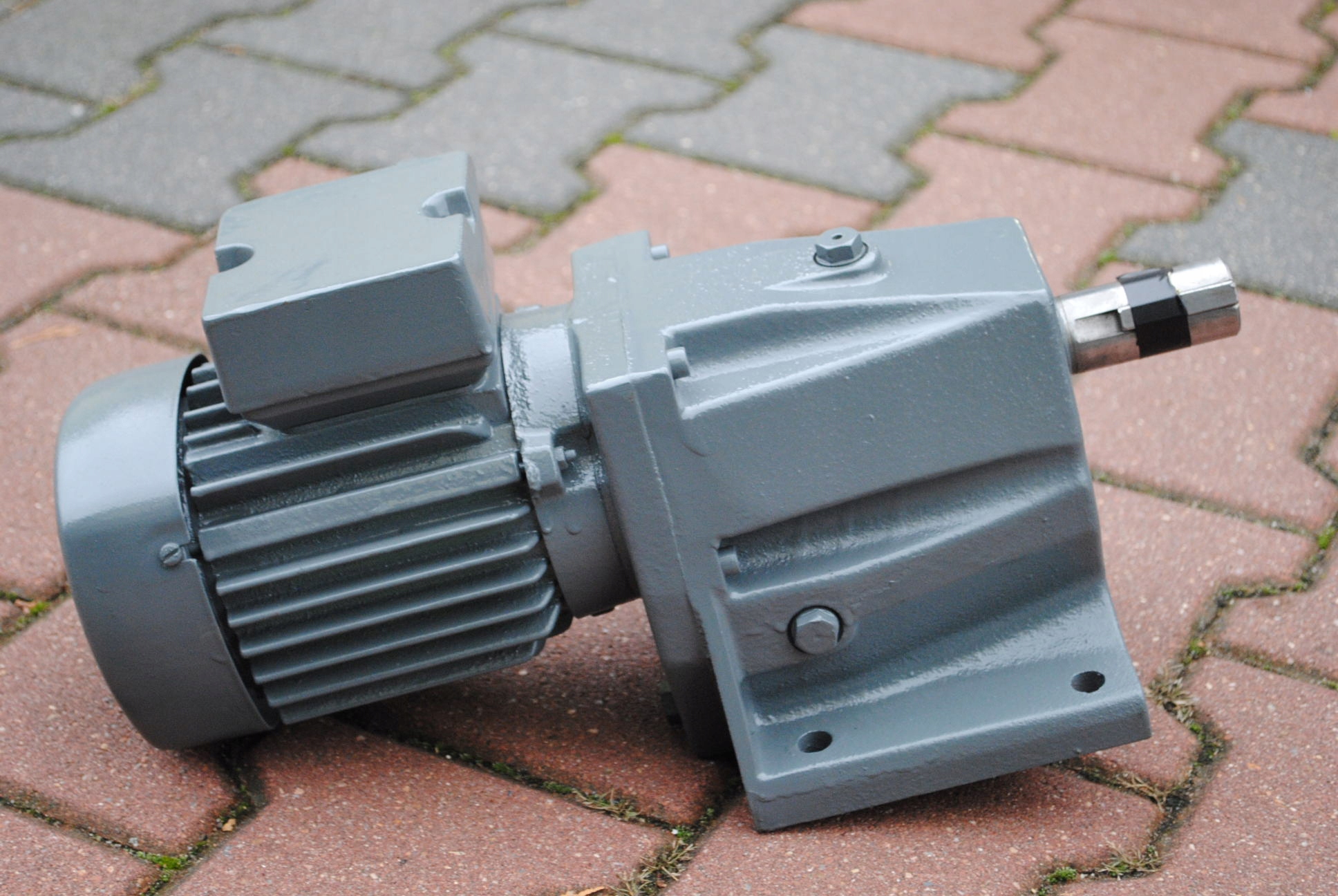 Motoreduktor dwubiegowy 0.25/0.37kw. 35/70obr./min Kod producenta 13101980.020