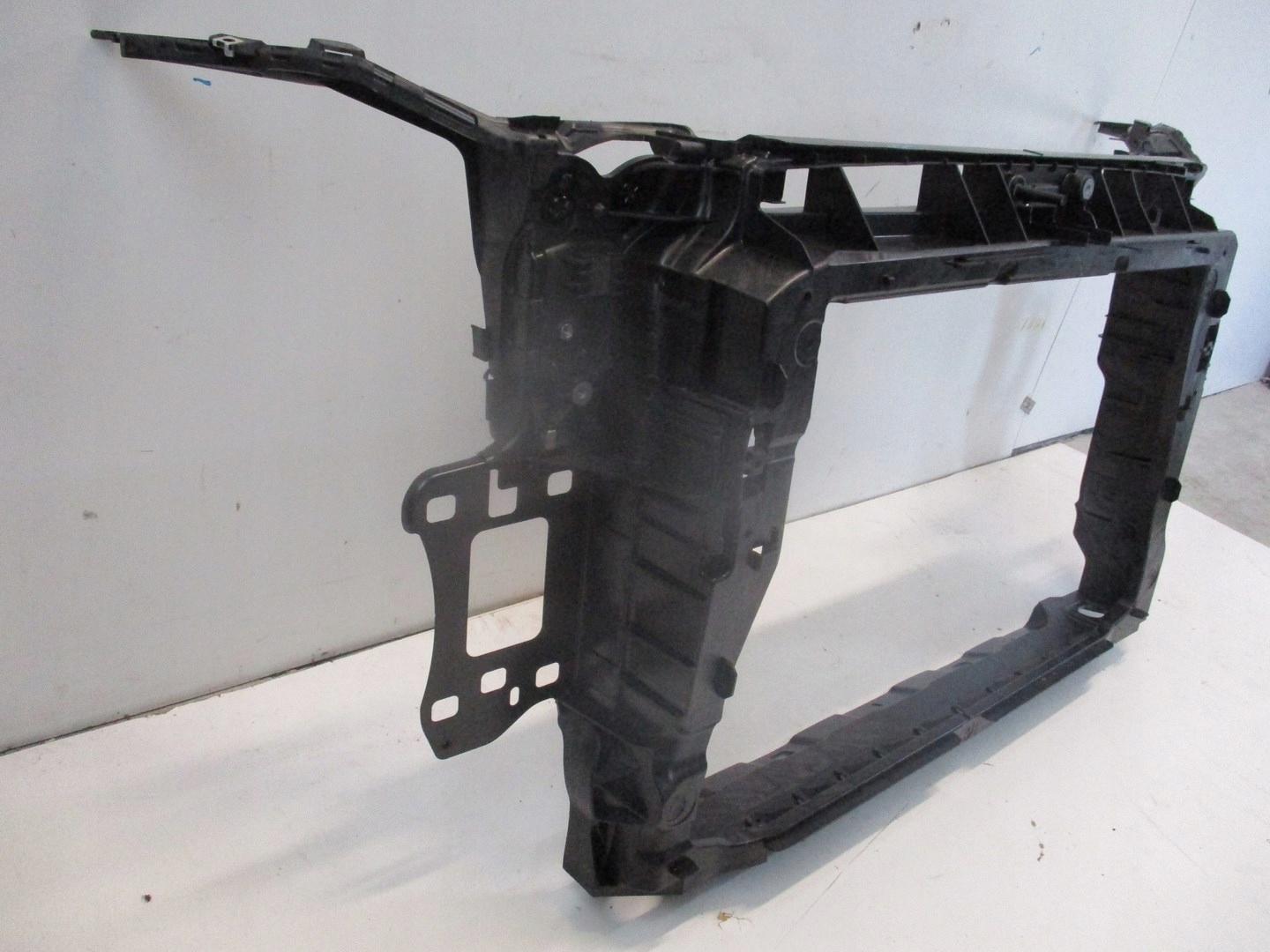 PAS PRZEDNI AUDI Q3 83A805594H NOWY Typ samochodu Samochody osobowe