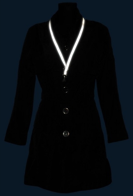 ODBLASKOWA SMYCZ NA KLUCZE TELEFON Z ODBLASKIEM GRANATOWA Marka inna