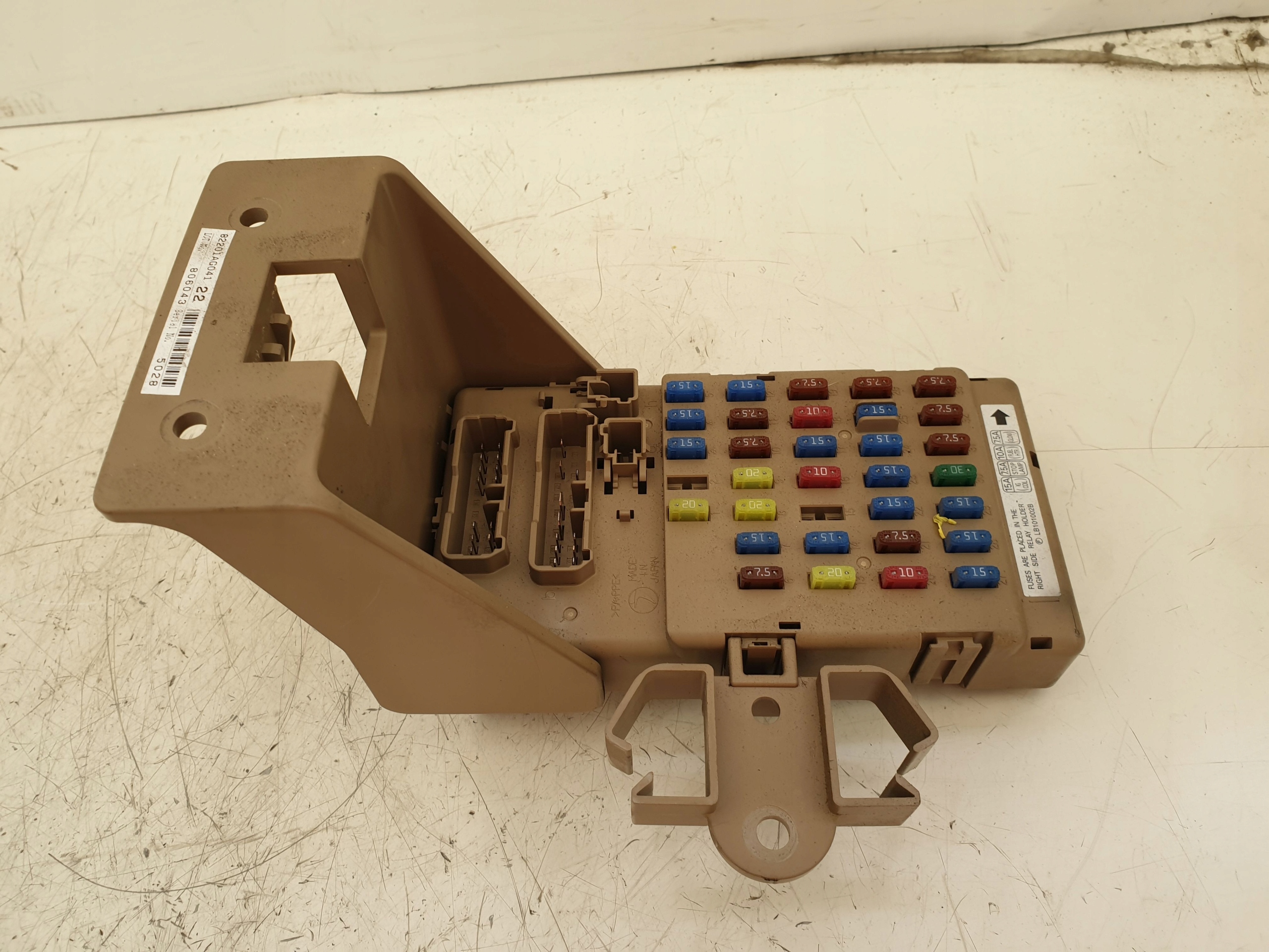 блок предохранителей subaru oe 82201AG041