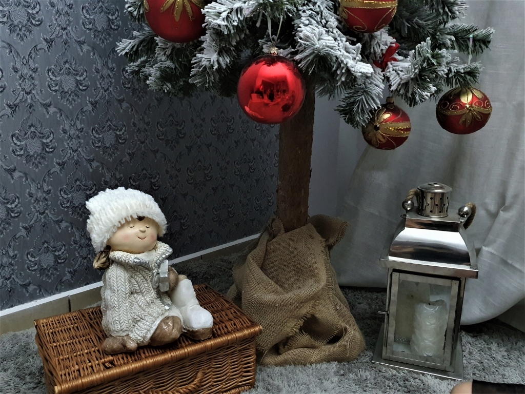 FIGURA ŚWIĄTECZNA DZIEWCZYNKA SIEDZĄCA W CZAPCE A Motyw postać