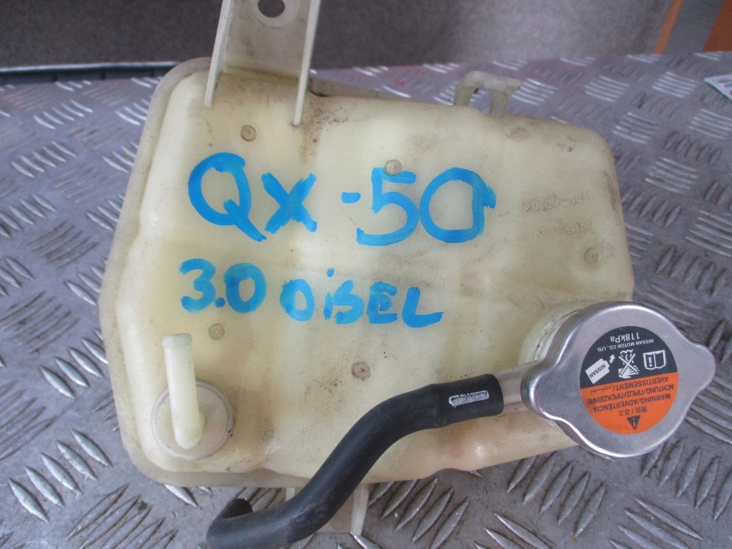 Réservoir eau INFINITI QX50 3,0D