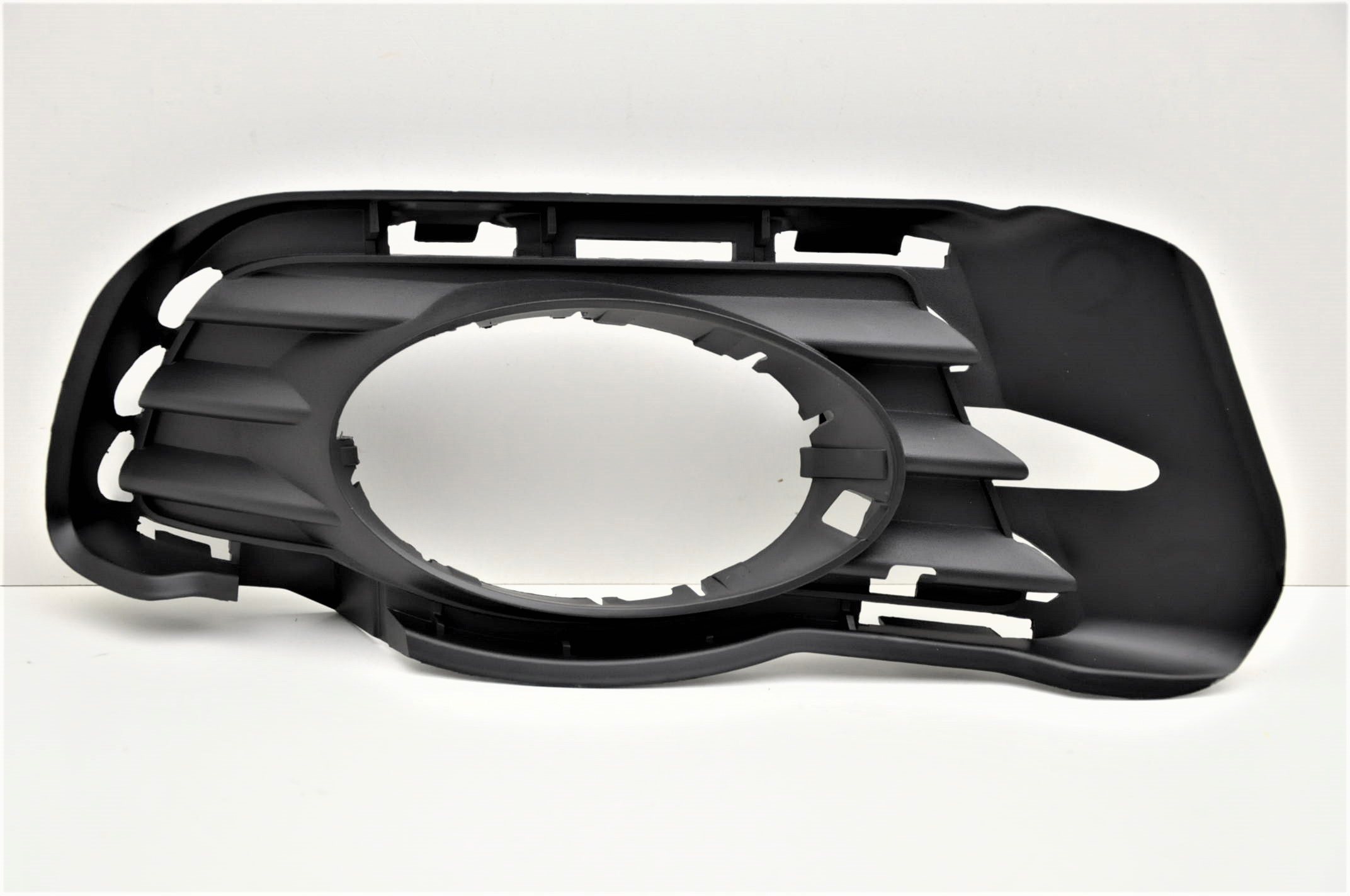 MERCEDES C KLASA W204 06-13 RAMKA HALOGENU PRAWA ^ Numer katalogowy części RH2228440-2515R-UDPM