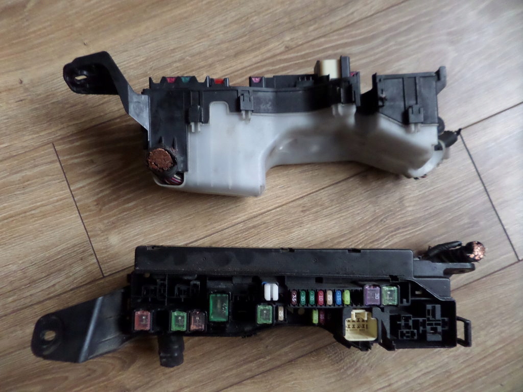 Skrzynka bezpieczników puszka 2.0 D4D Avensis T25