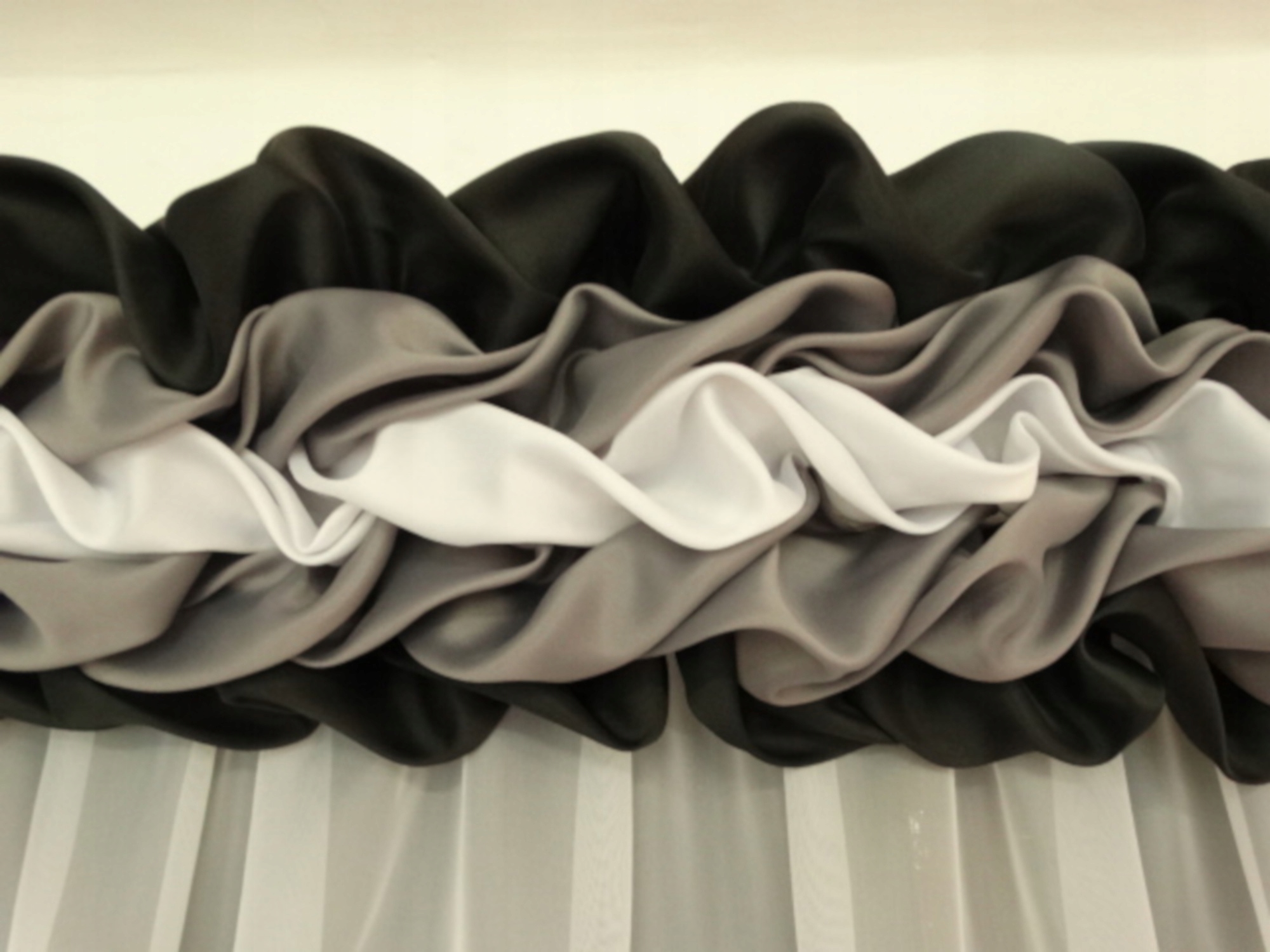 Mg Bufka Vrkoč sivá/čierna Široká záclonová tyč 300 cm