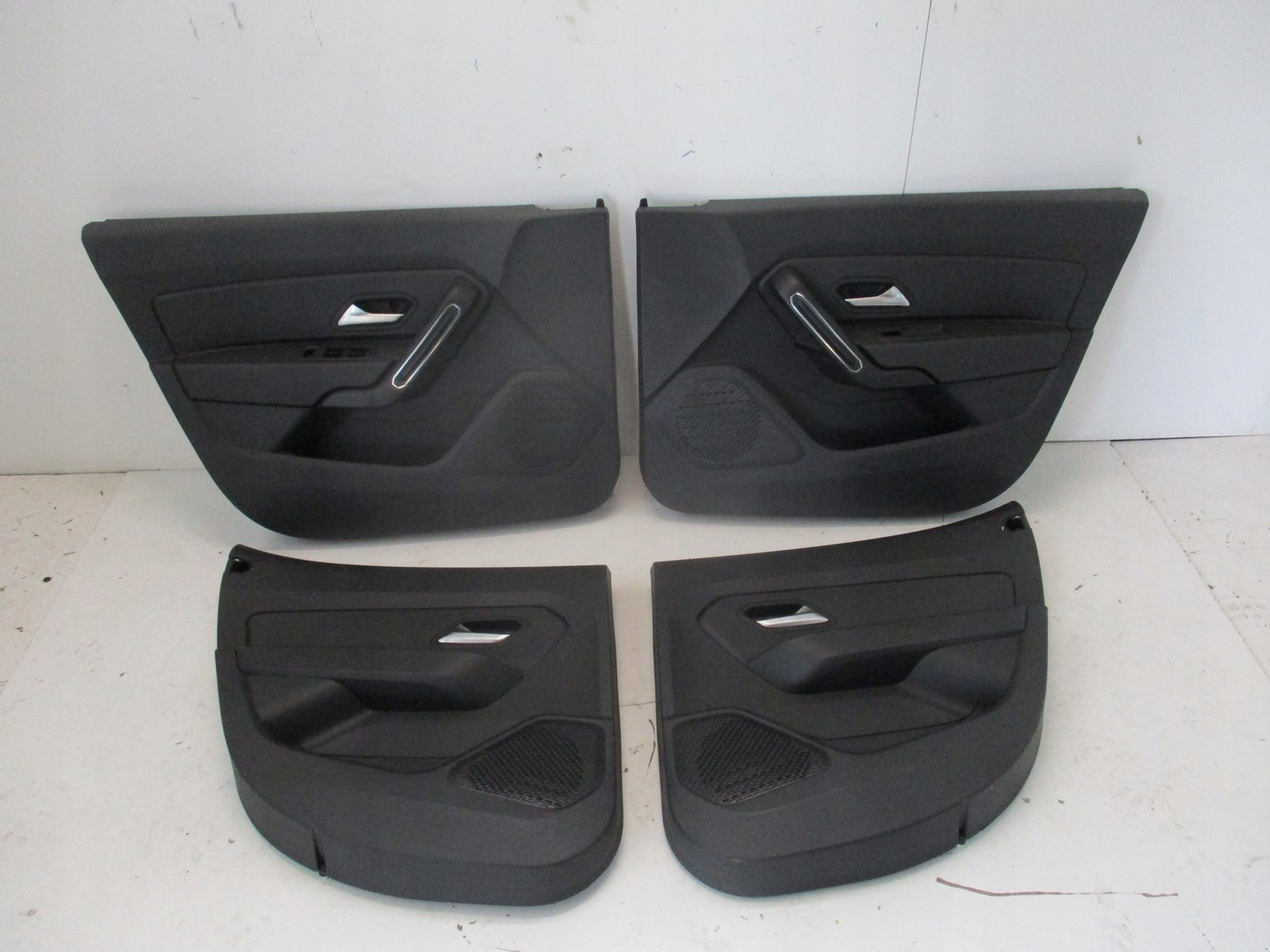 Tapicerki Tapicerka drzwi DACIA DUSTER 18R