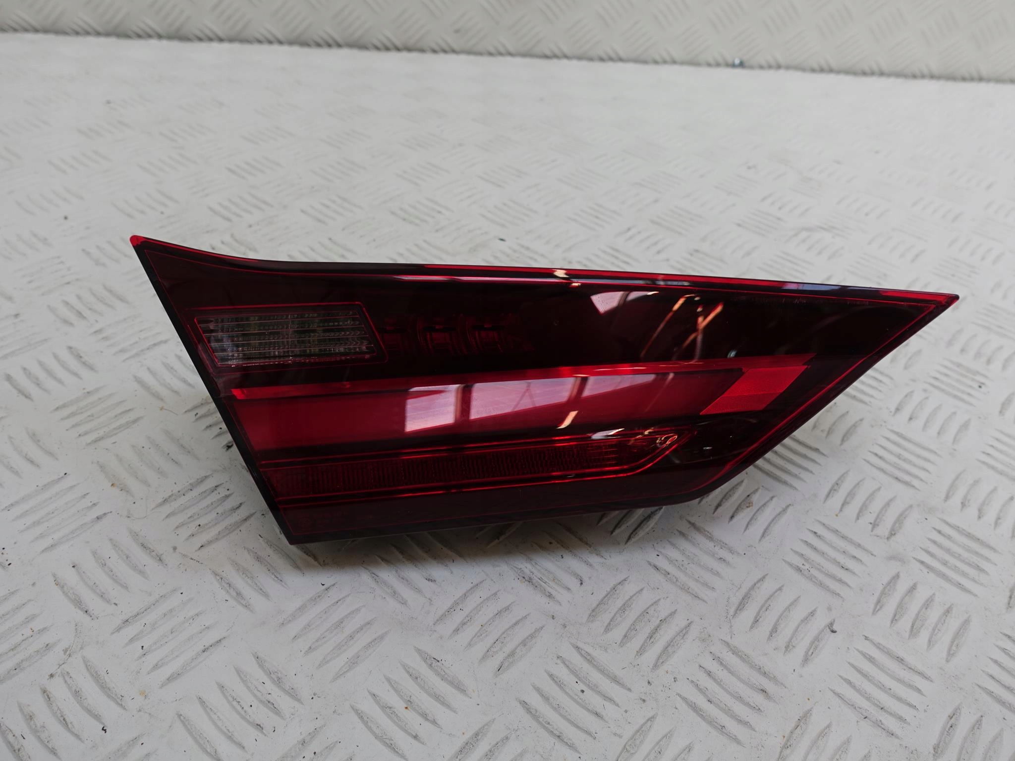 BMW 1 F40 LED light to the bonnet boot rear part left