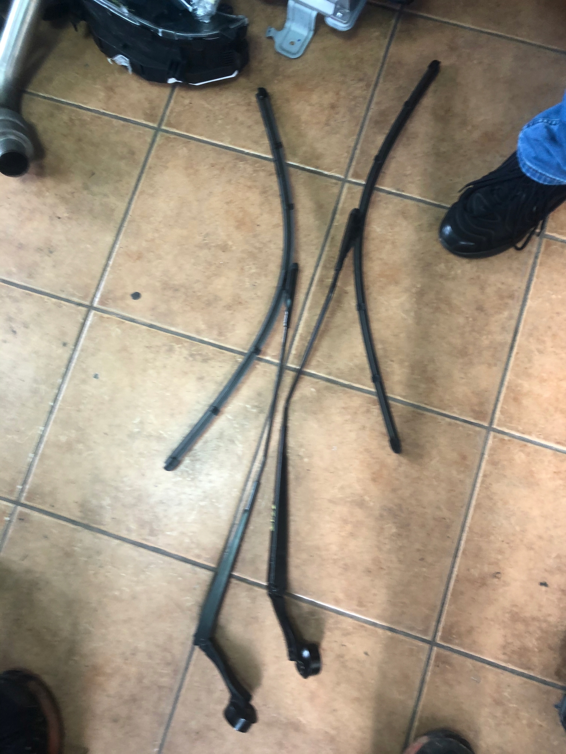 ВАЖІЛЬ СКЛООЧИСНИКА FORD EDGE