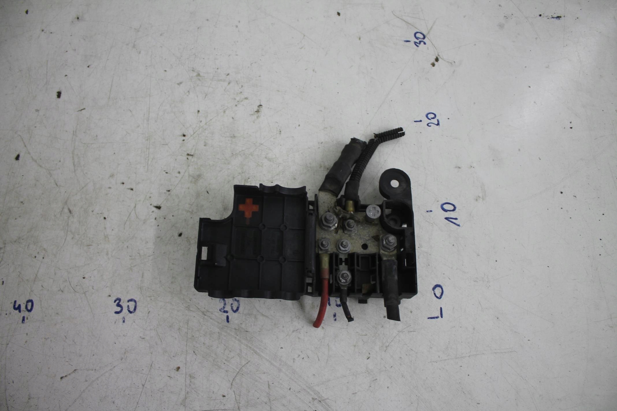 ROZDZIELACZ PRĄDU KLEMA PLUSOWA 8K0937517A A4 B8 Numer katalogowy części 8K0937517A 8K0937517