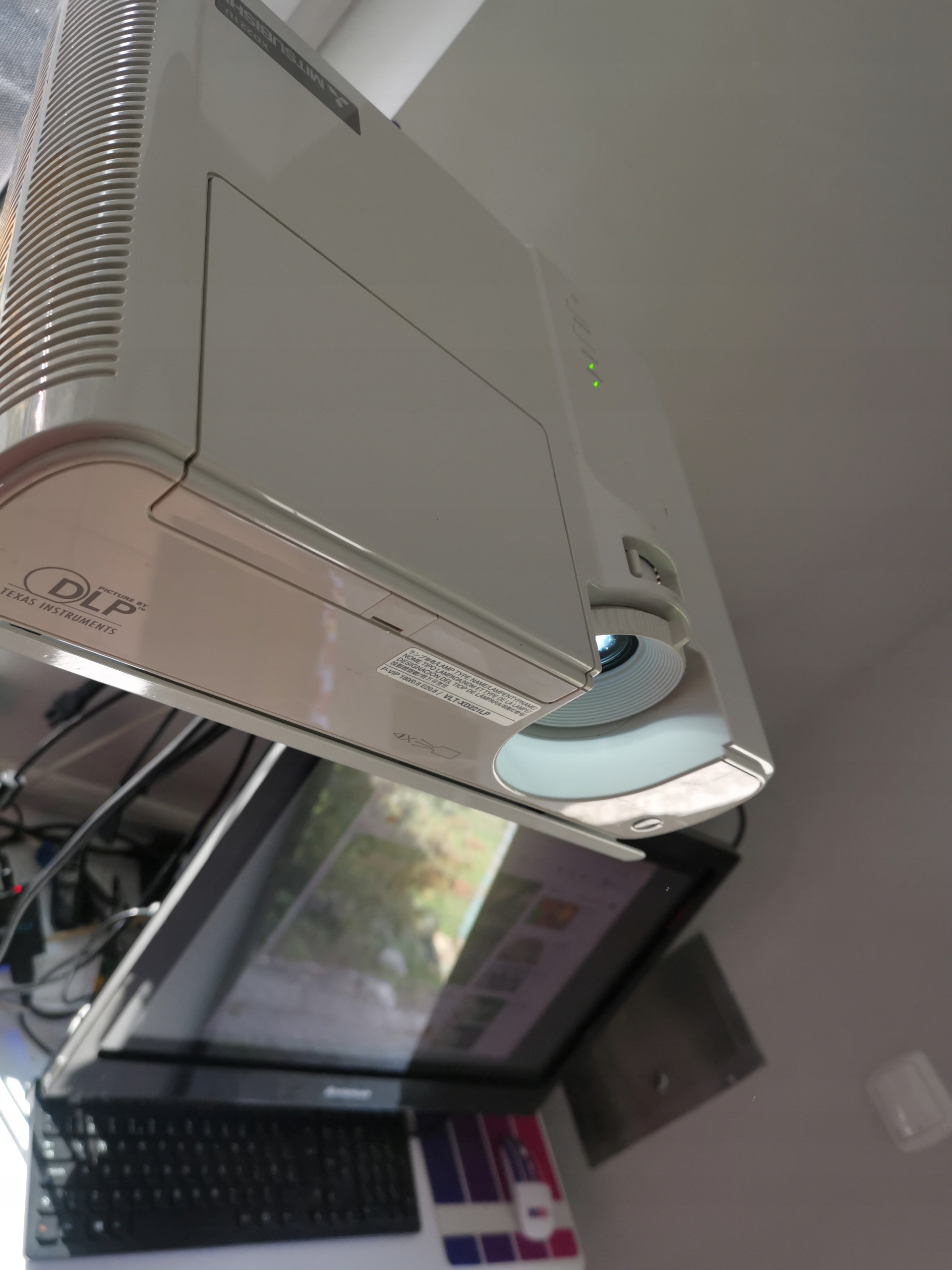 PROJEKTOR RZUTNIK MITSUBISHI XD221U hdmi 2300lm Model XD221U