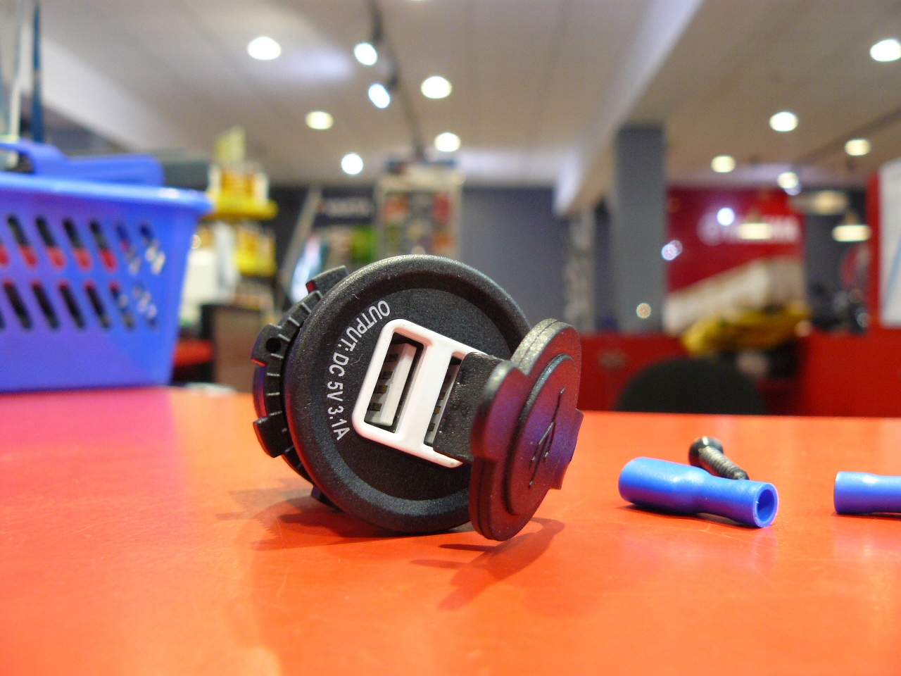 GNIAZDO USB x2 ŁADOWARKA PODŚWIE. 12/24V 3.1A BONET 42558 Producent Amio