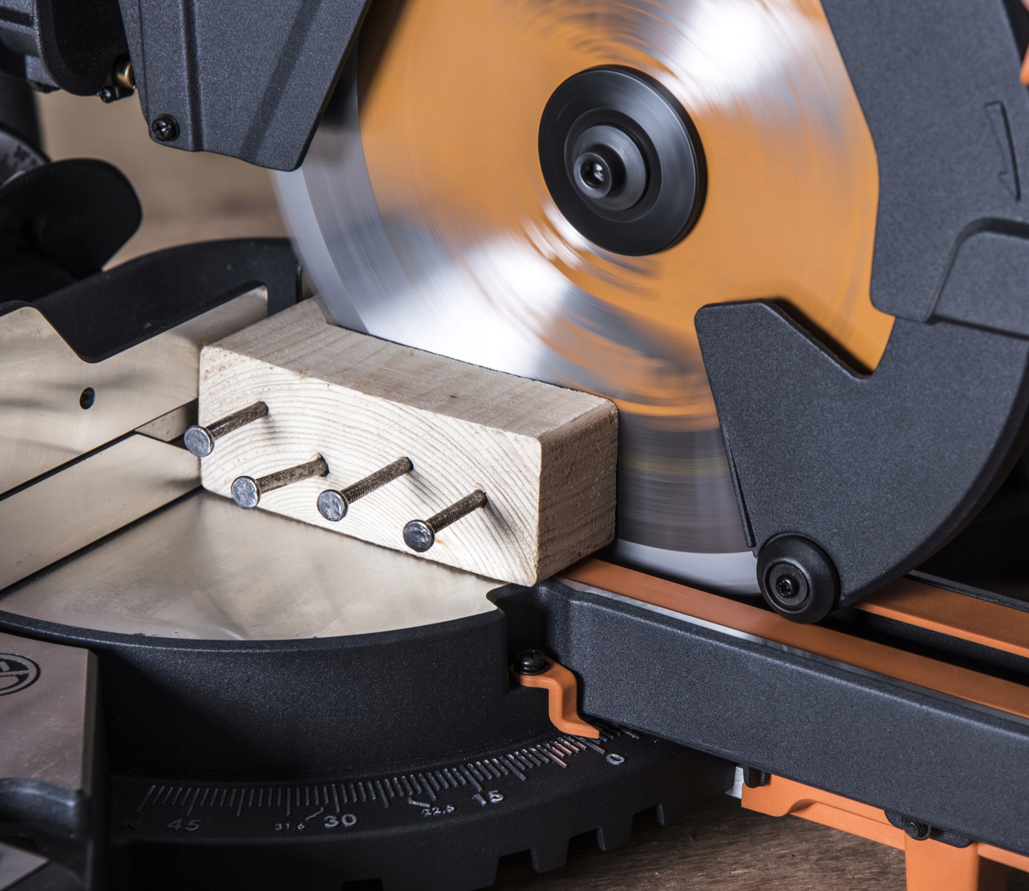 Piła ukośna EVOLUTION R185SMS PLUS z tarczą 185mm Średnica otworu piły 20 mm