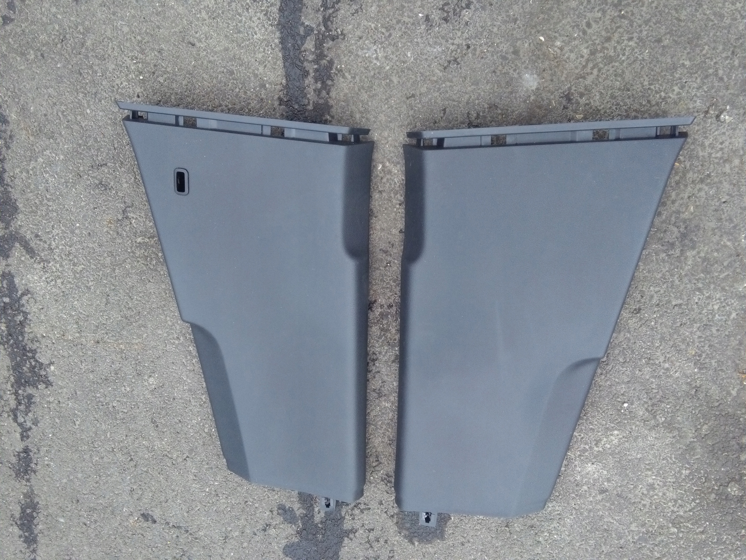 OSŁONA POSZYCIE SŁUPKA ŚRODKOWEGO SKODA SUPERB III