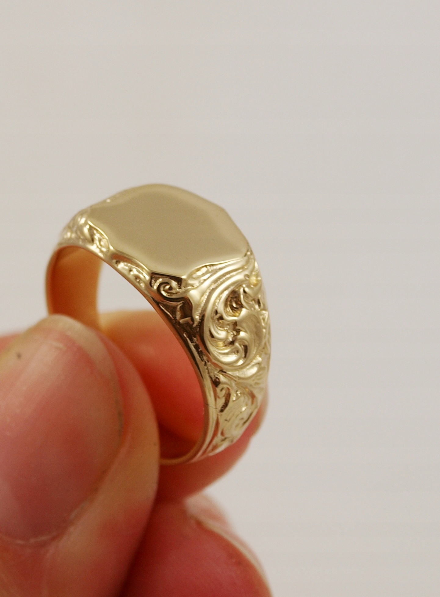 SYGNET MĘSKI ZŁOTY PIĘKNE ZDOBIENIA ZŁOTO 585 Cechy brak