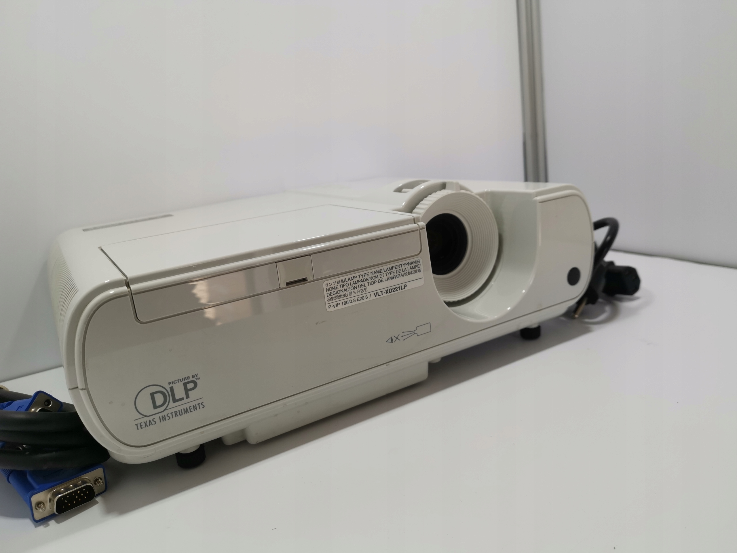 PROJEKTOR RZUTNIK MITSUBISHI XD221U hdmi 2300lm Wbudowane głośniki tak