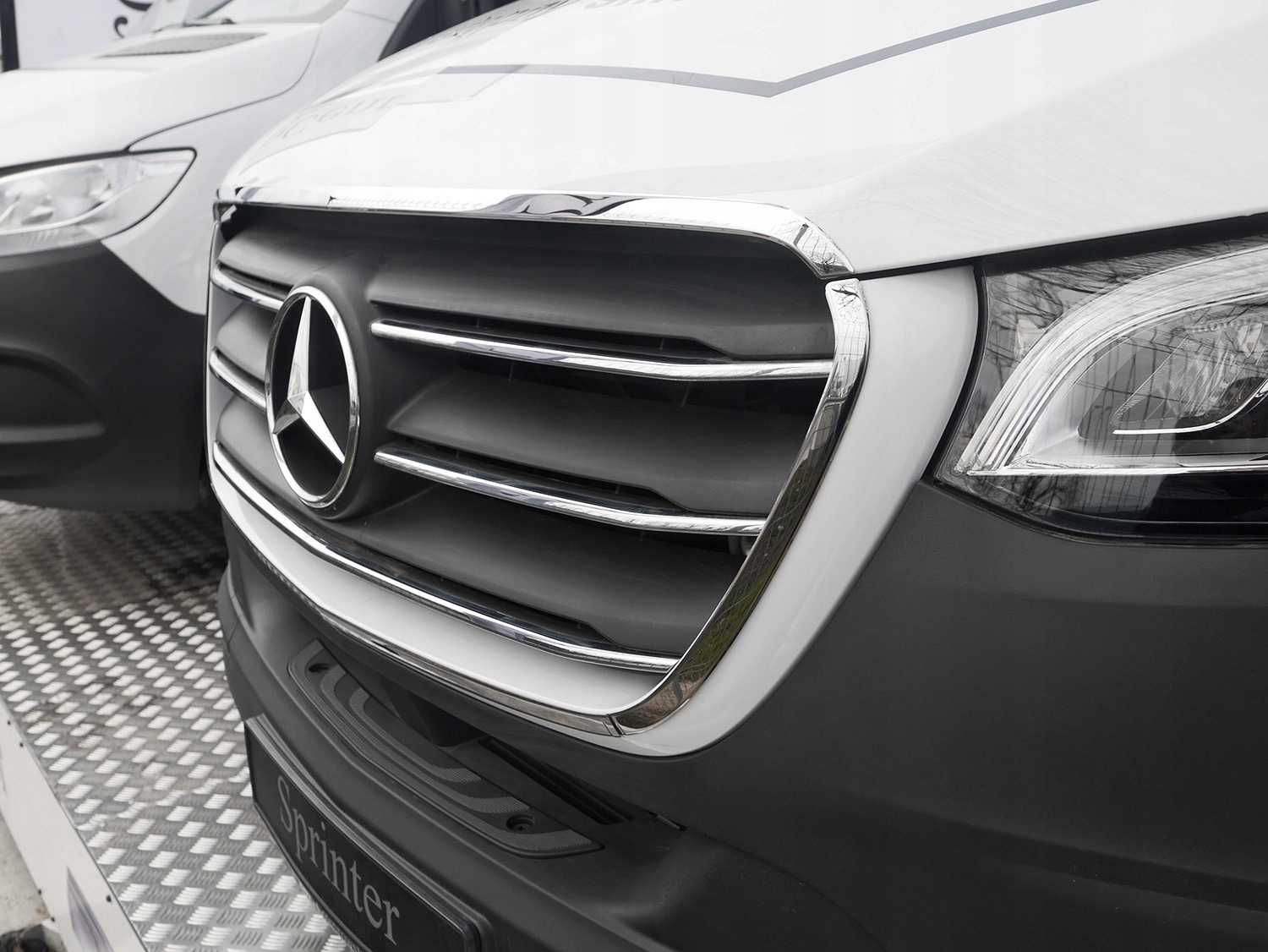 Ramka atrapy przedniej Mercedes Sprinter W907 18+ Producent części Omtec