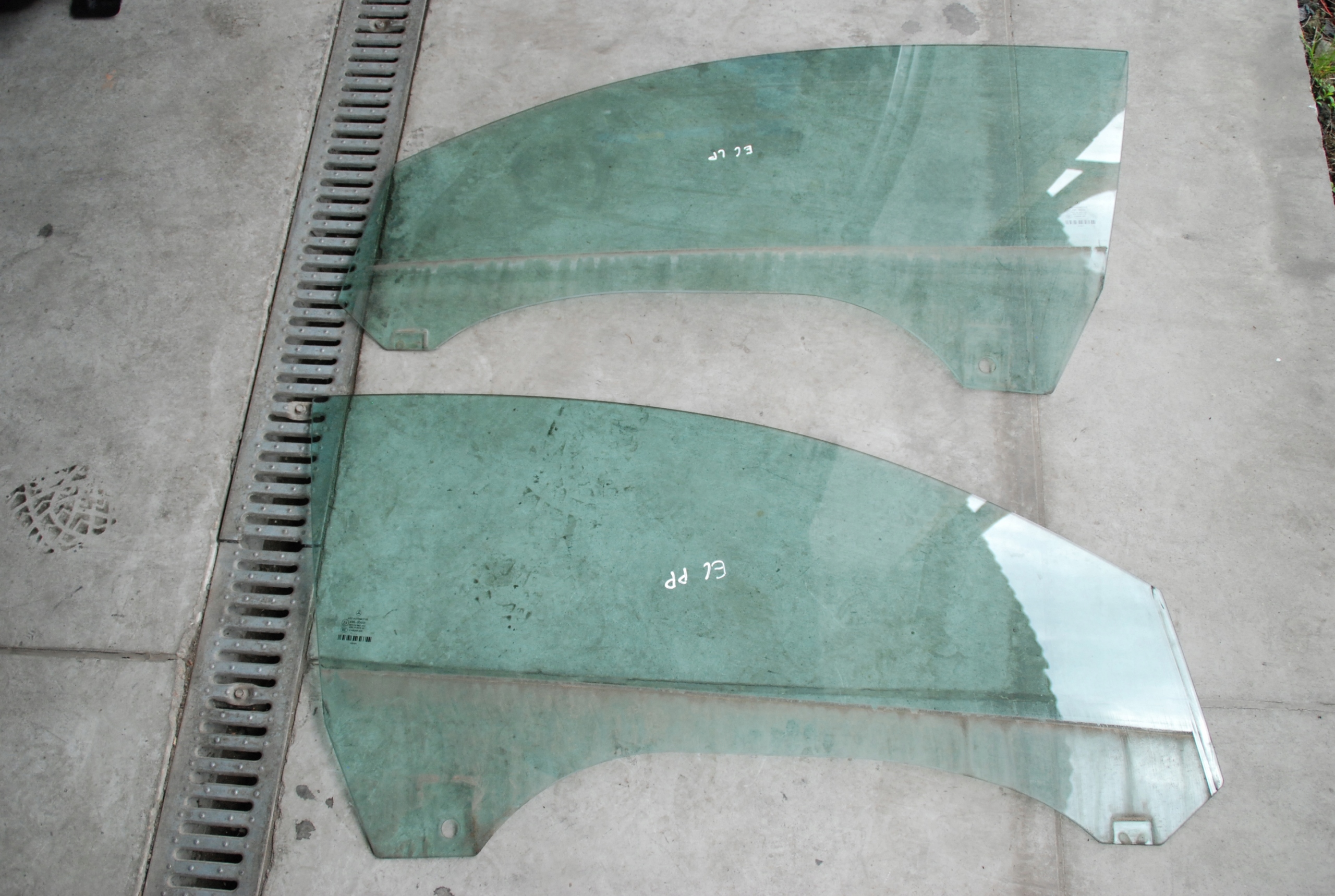 W207 E250 SZYBA BOCZNA DRZWI P / L PRZÓD 2011