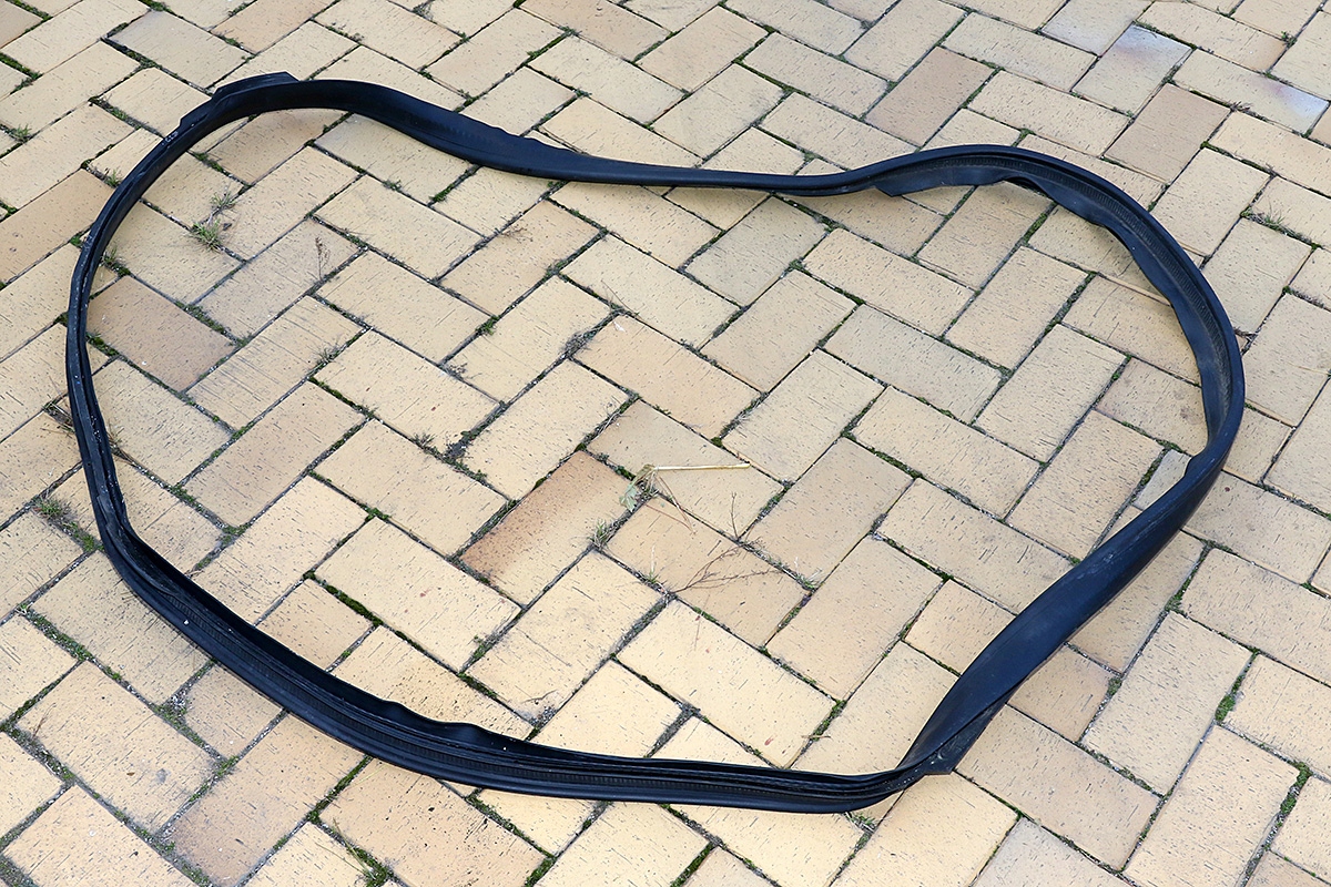 Uszczelka bagażnika A2217500098 Mercedes W221