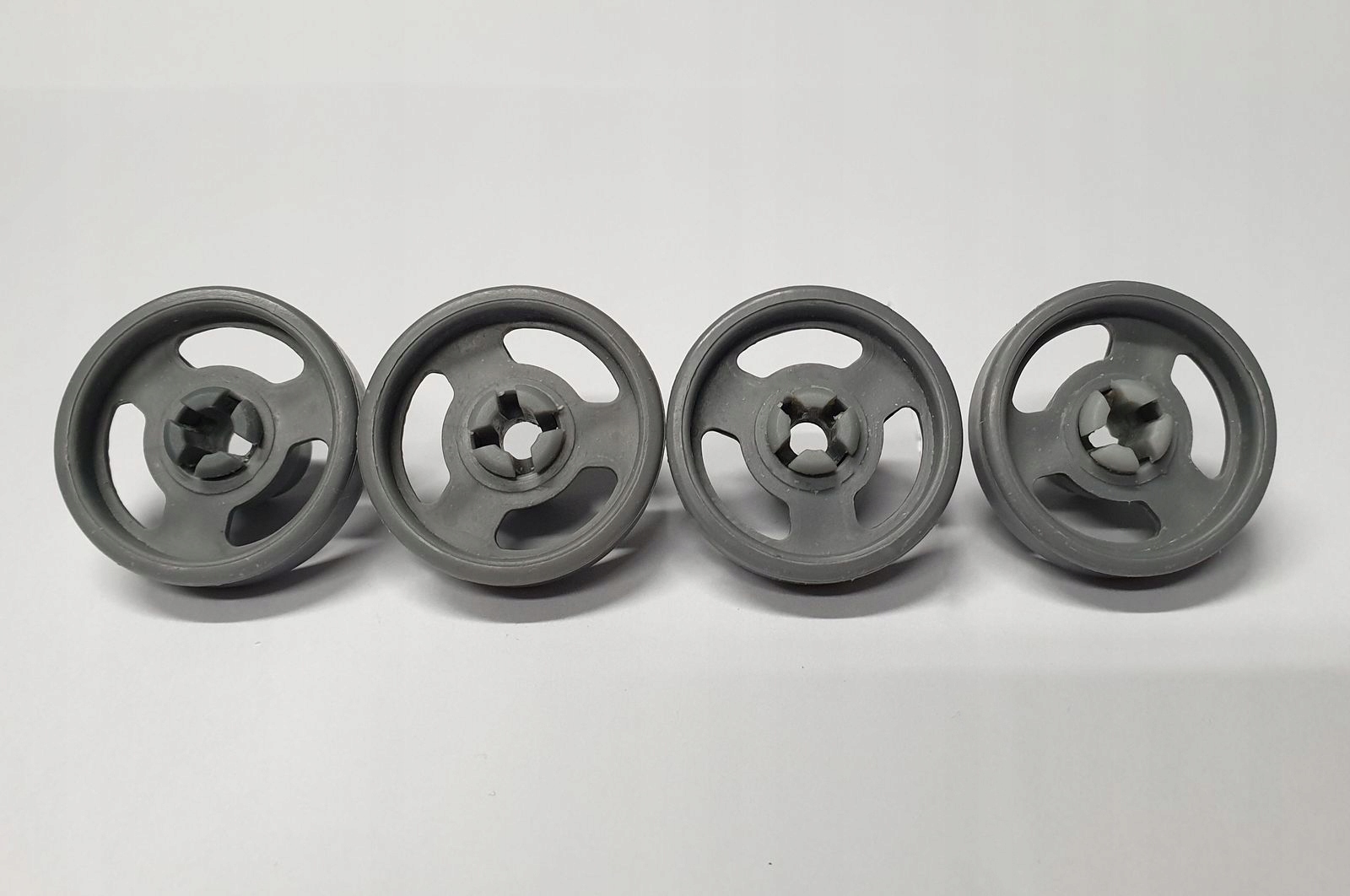 KÓŁKA ROLKI KOSZA DOLNEGO DO ZMYWARKI AMICA OK. Kolor dominujący srebrny/szary