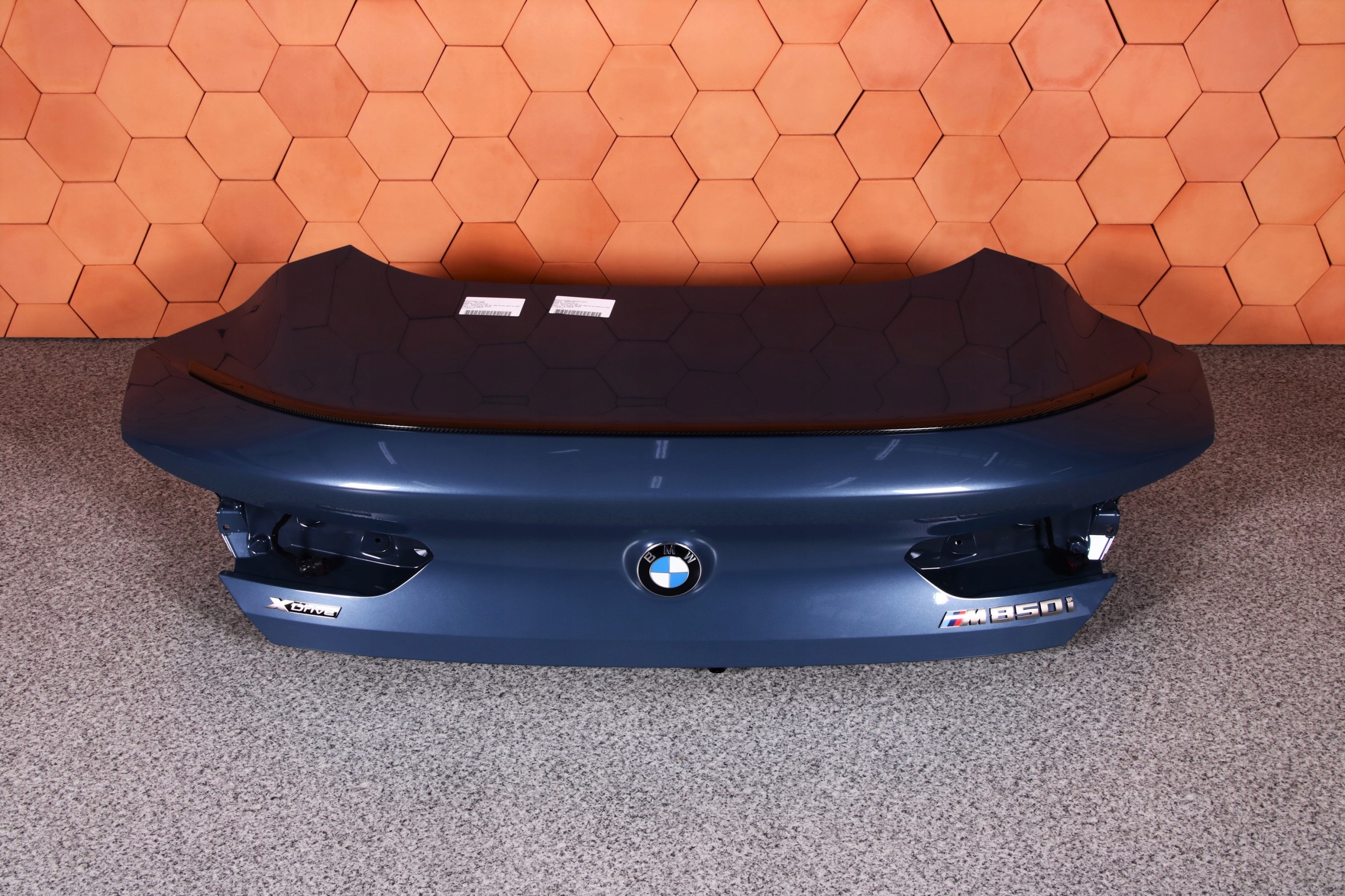 BMW 8 G15 850Xi KLAPA TYŁ SPOJLER CARBON KOLOR C38