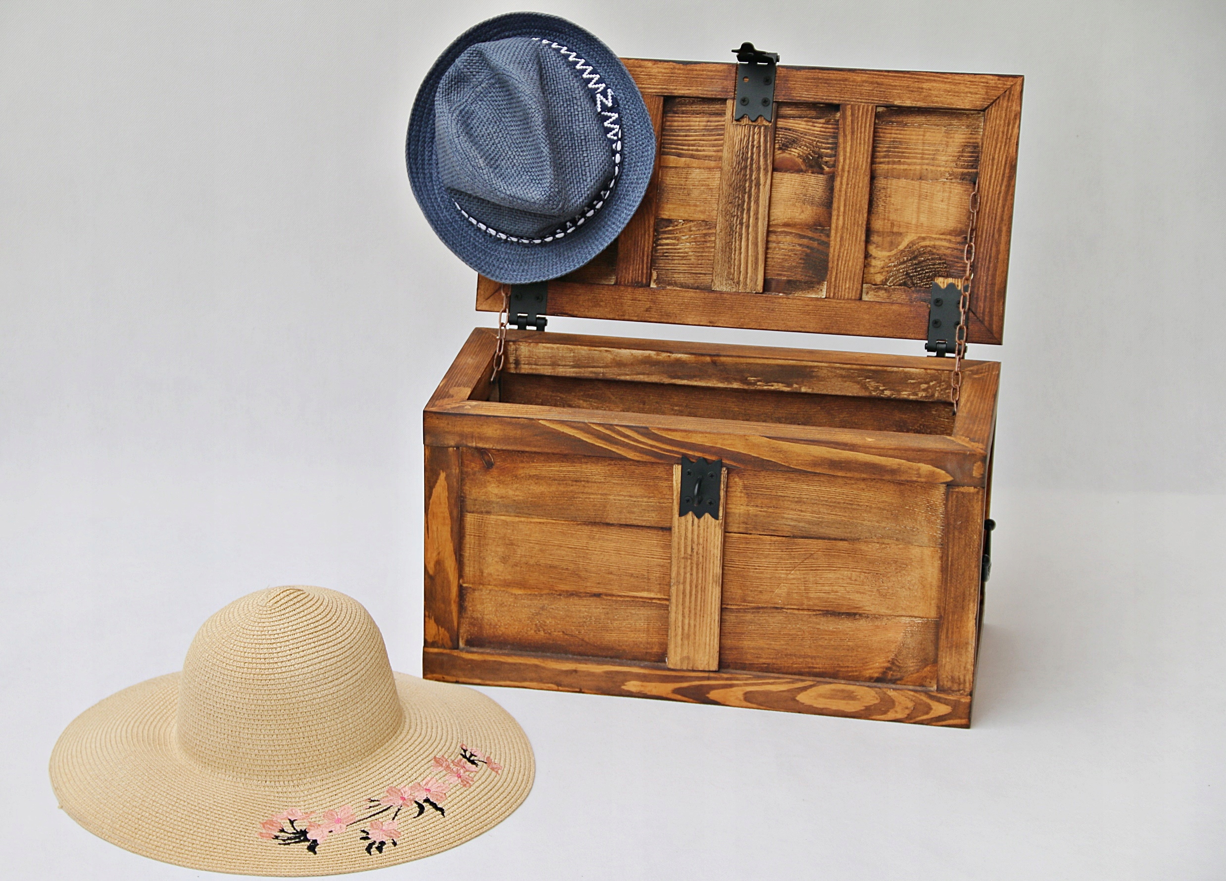 Ozdobna skrzynia w stylu RETRO z okuciem, kufer Kolor mebla orzech