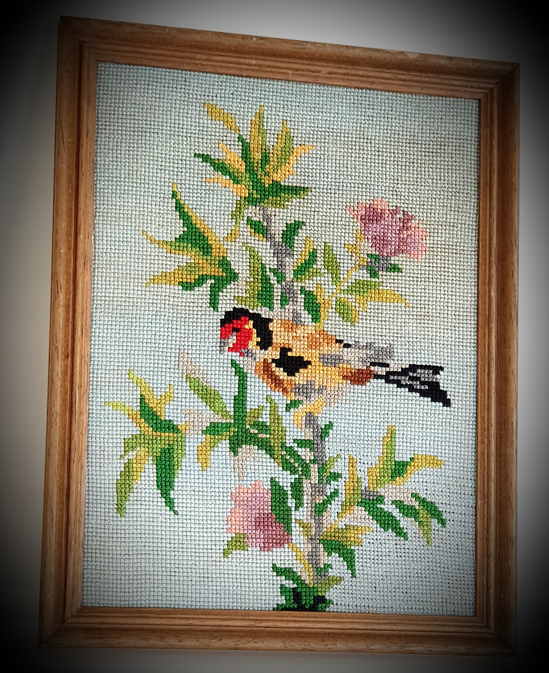 RĘCZNIE WYSZYWANY OBRAZ PTASZEK NA GAŁĄZCE