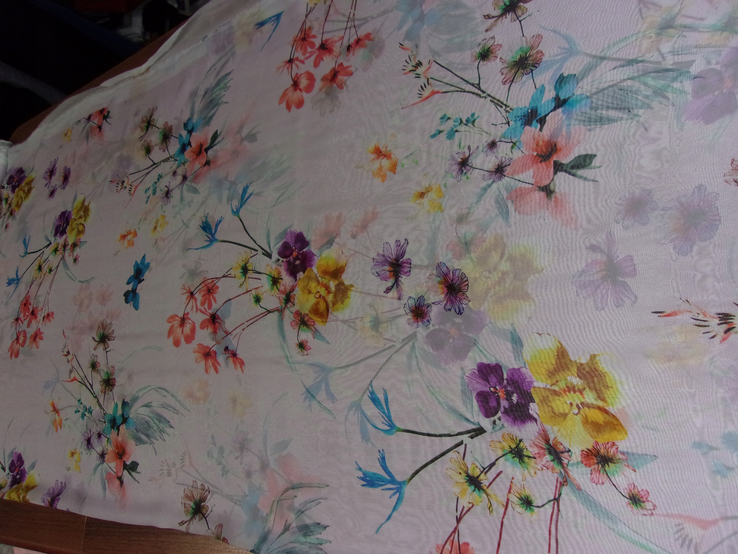 světle růžový hedvábný šifon s květinami