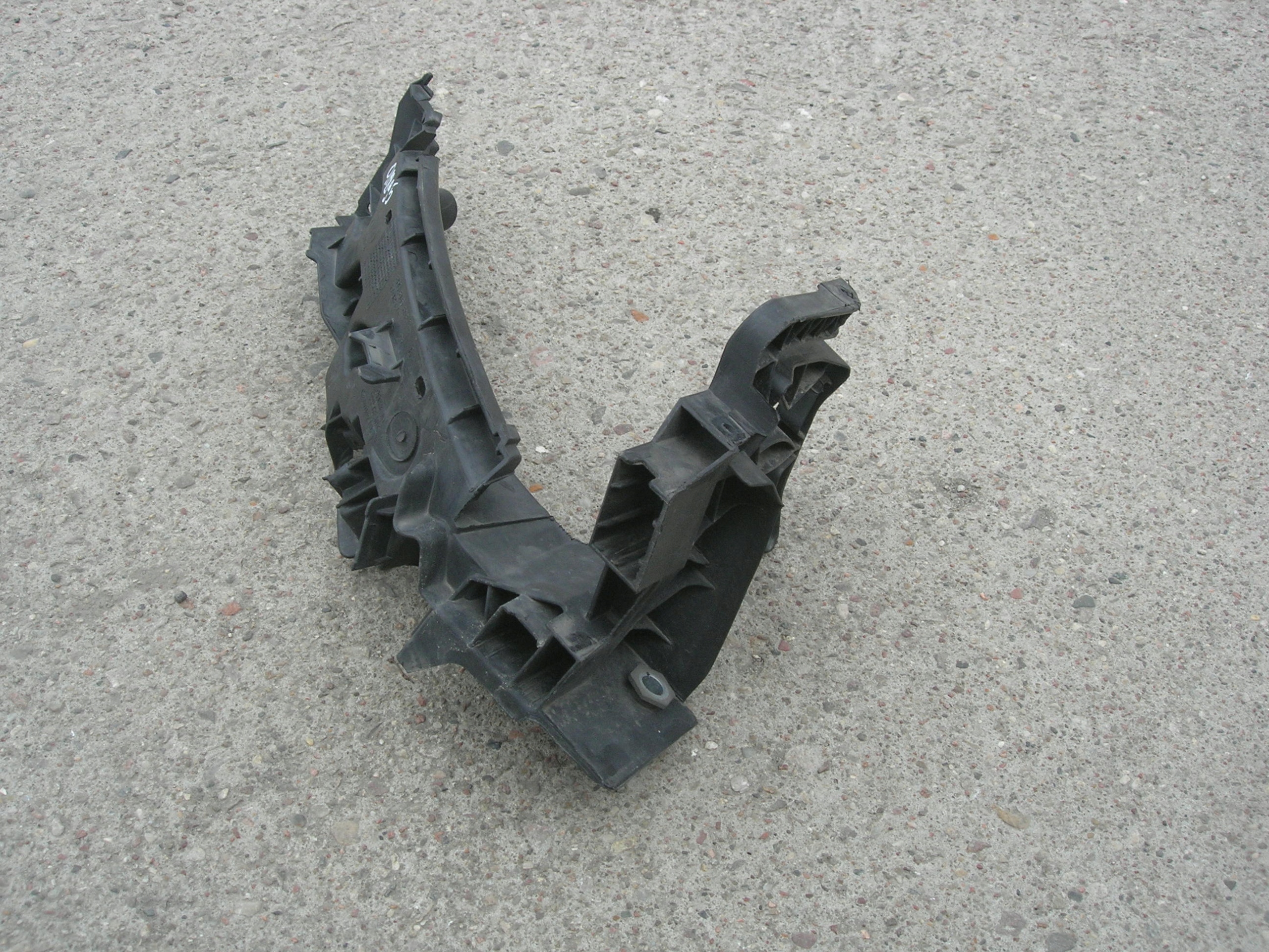 UCHWYT REFLEKTORA R AUDI Q5 8R0805608B W-WA Strona zabudowy przód
