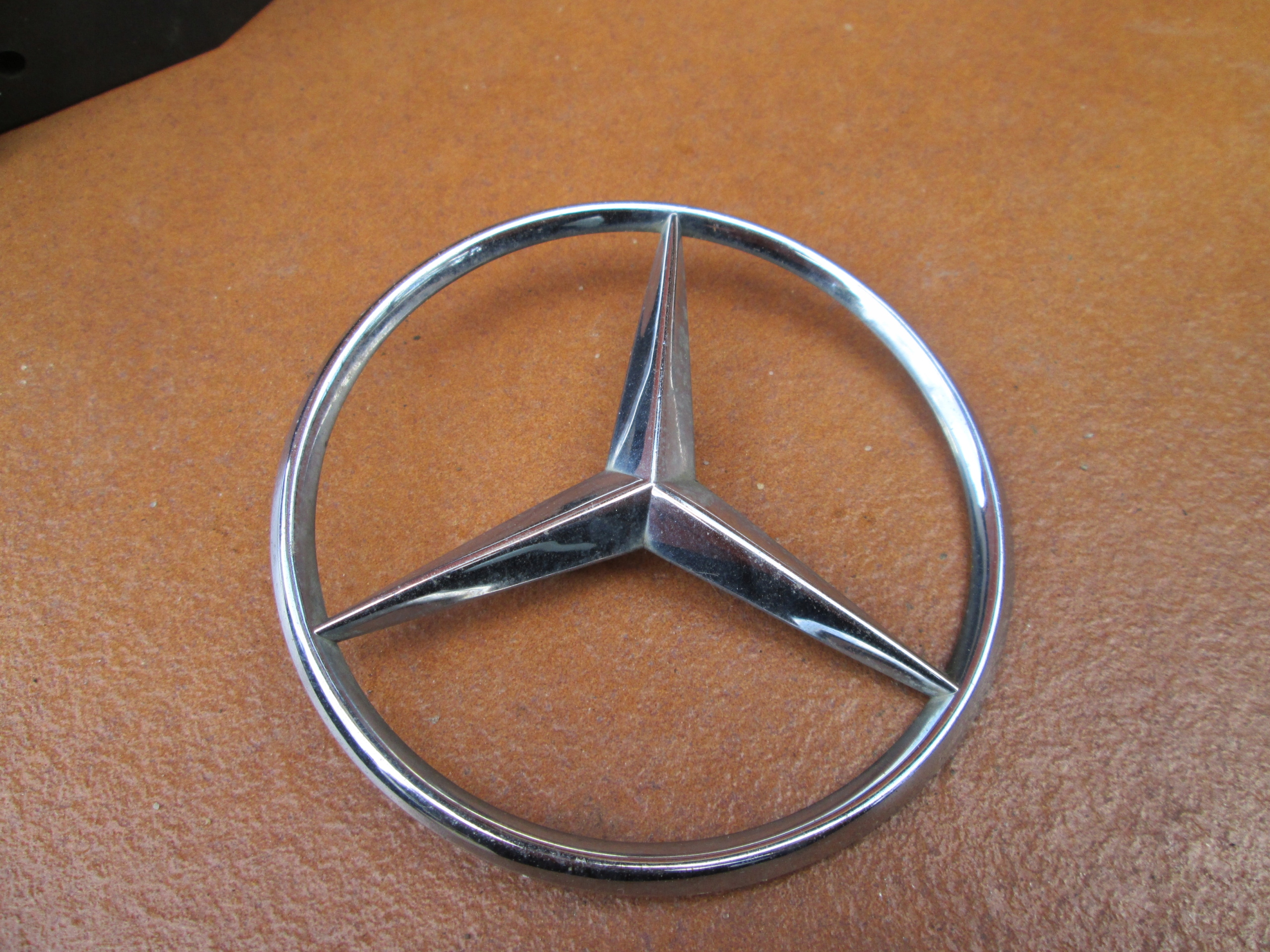 Черный знак Мерседес w124