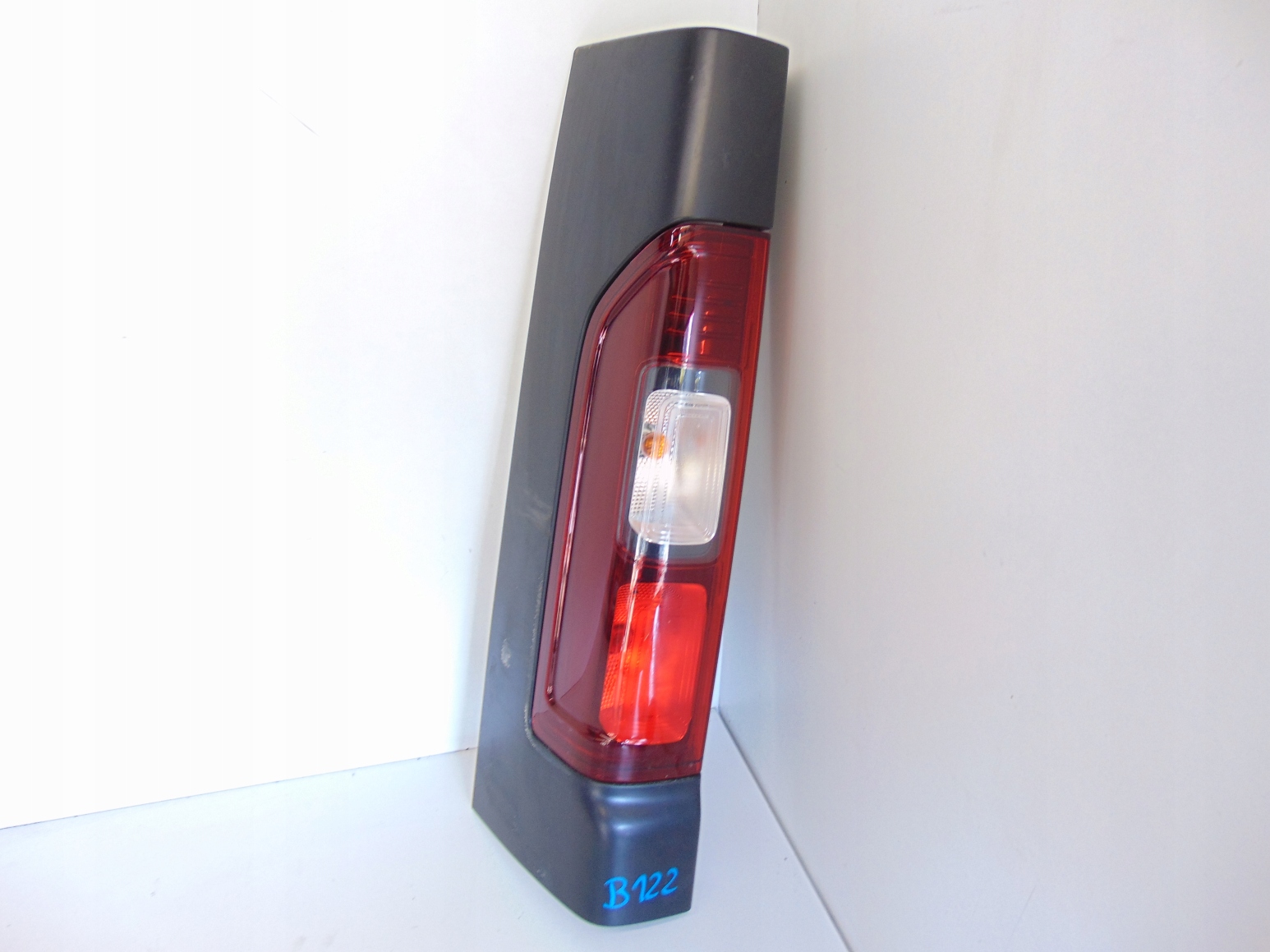 VIVARO TRAFIC 14- ФАРА ЛІВА ЗАДНЯ ЗАД. 93450954