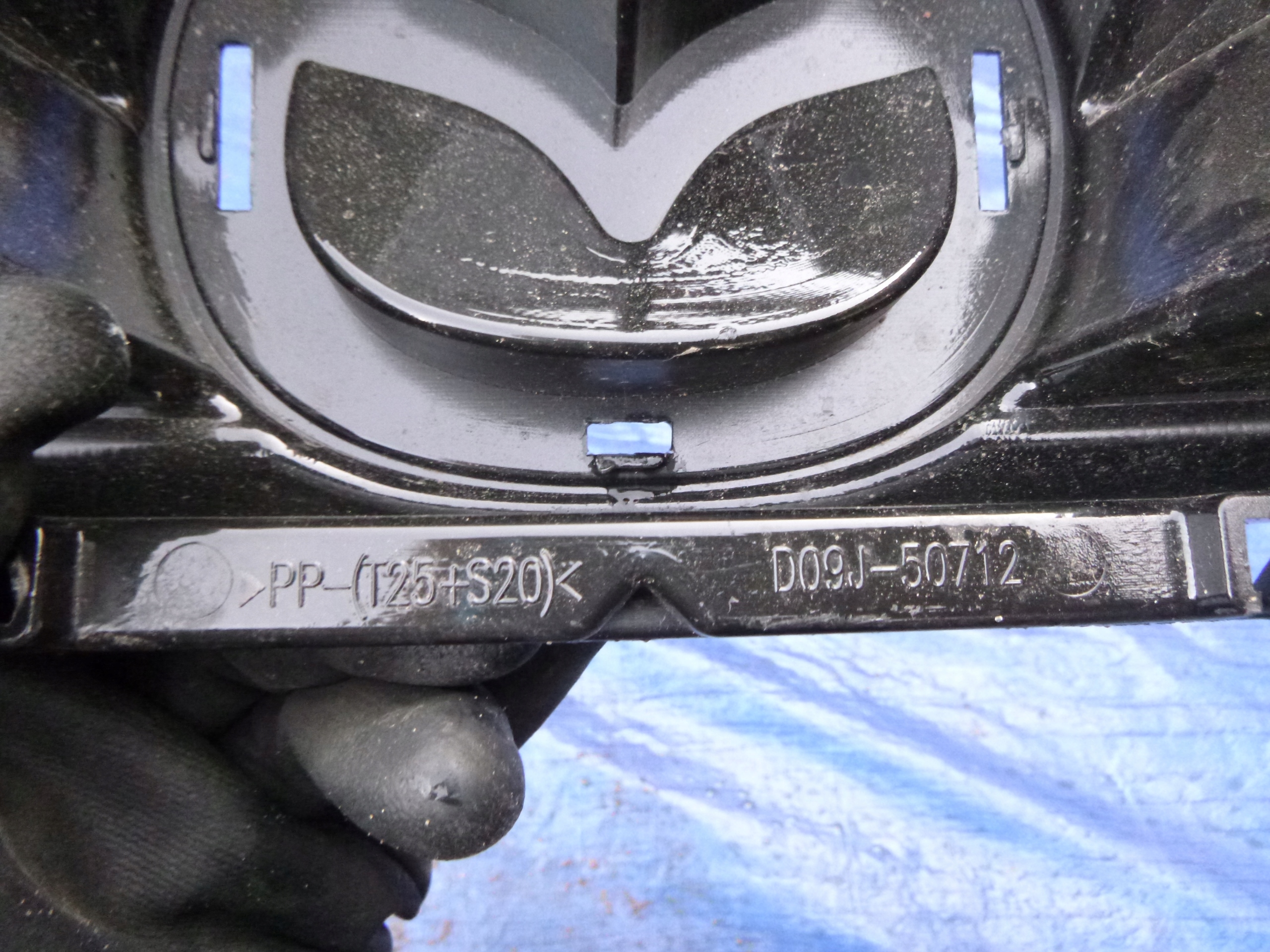 mazda 2 15+ решетка радиатора