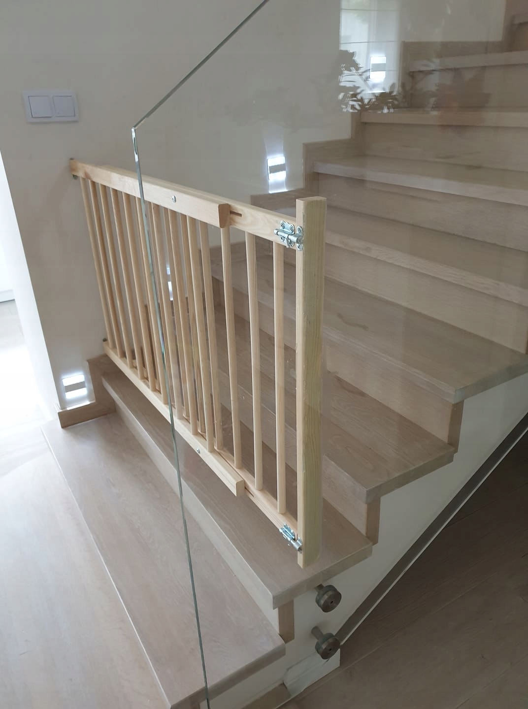 LISTWA: 2,2 x 4,6 cm - POMOCNA PRZY MONTAŻU BRAMKI Wysokość produktu 70 cm