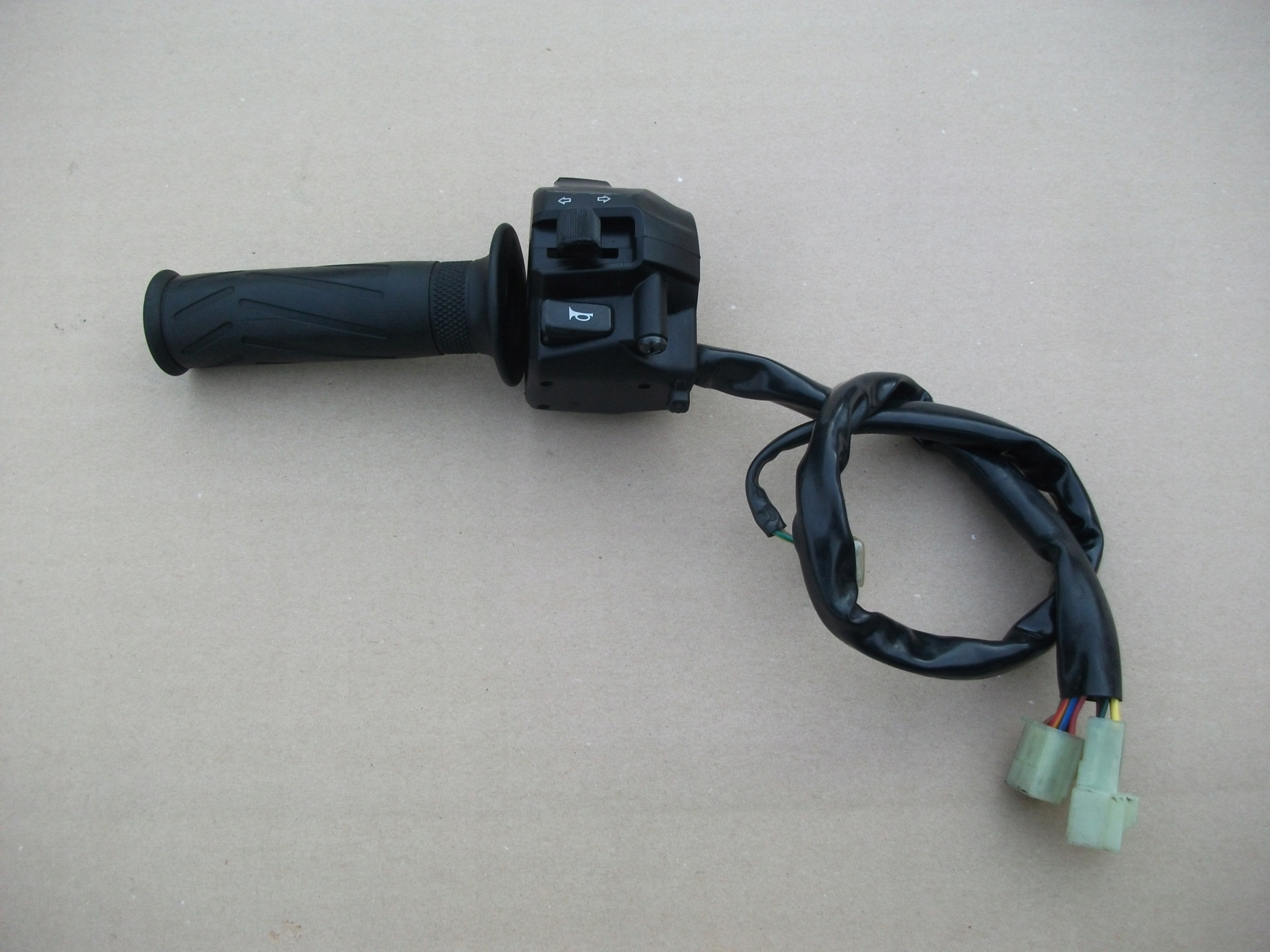 YAMAHA XMAX 125 ПЕРЕКЛЮЧАТЕЛИ ЛЕВЫЕ РЕЗИНА