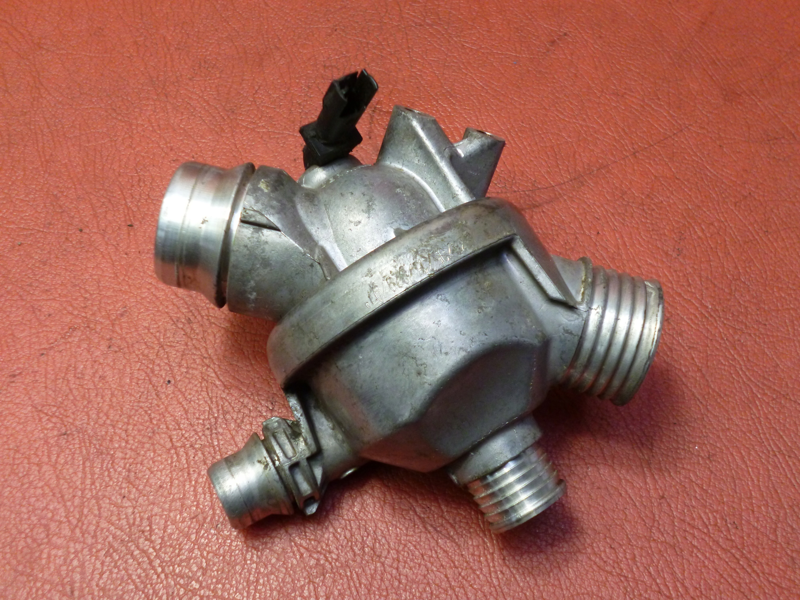 Obudowa termostatu BMW E87 E92 330i 2005 7536655