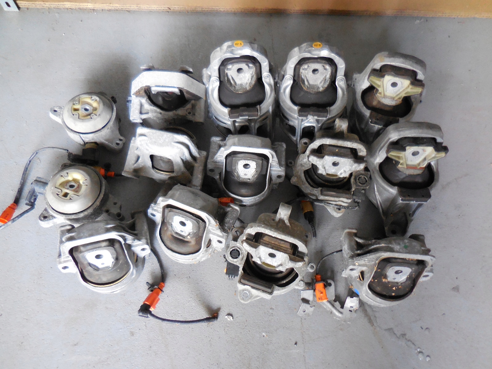 AUDI A3 A4 A5 A6 A8 Q3 Q5 Q7 подушка двигуна