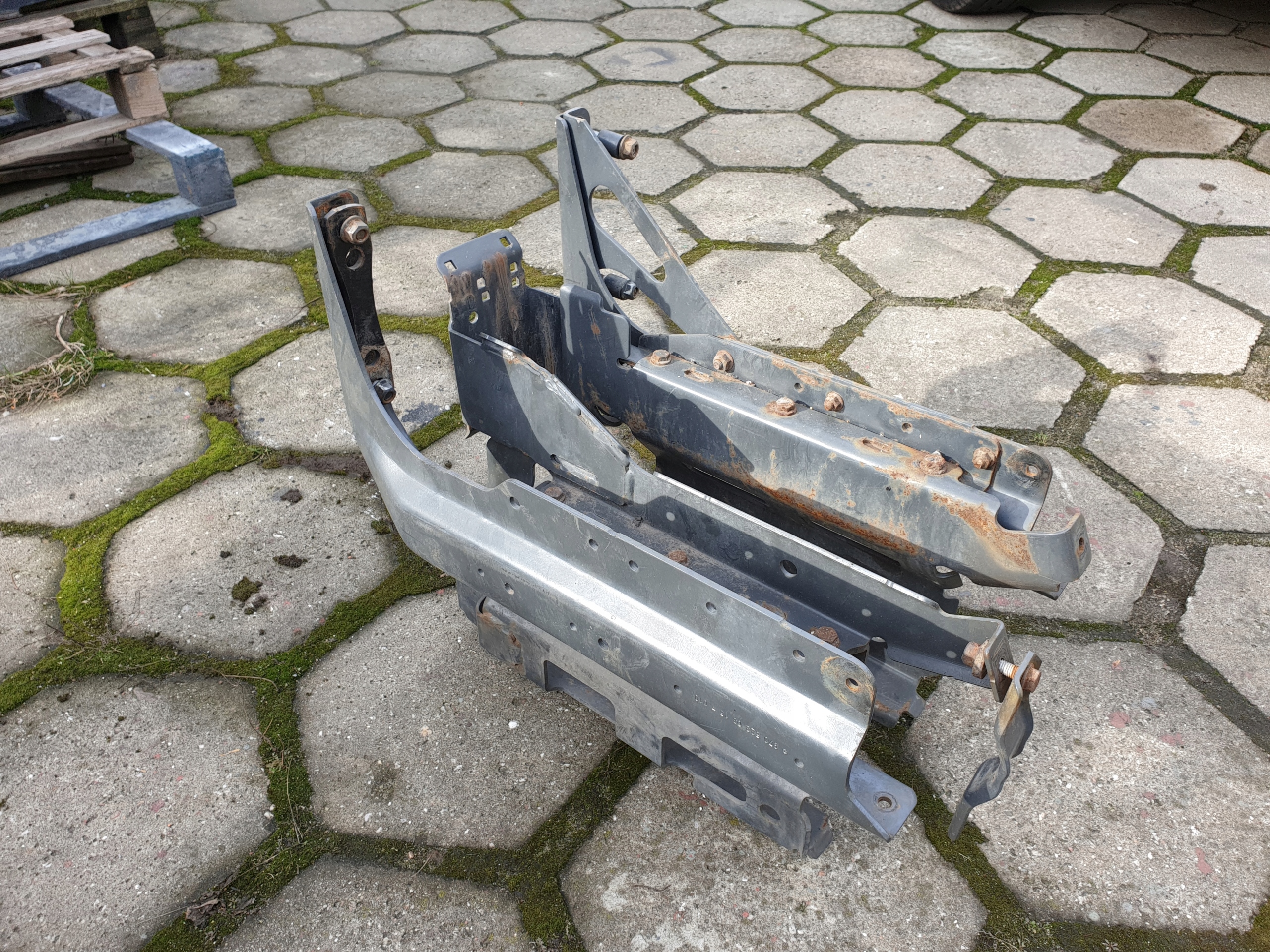 930 470 - ATEGO КРОНШТЕЙН БАК ADBLUE 25L