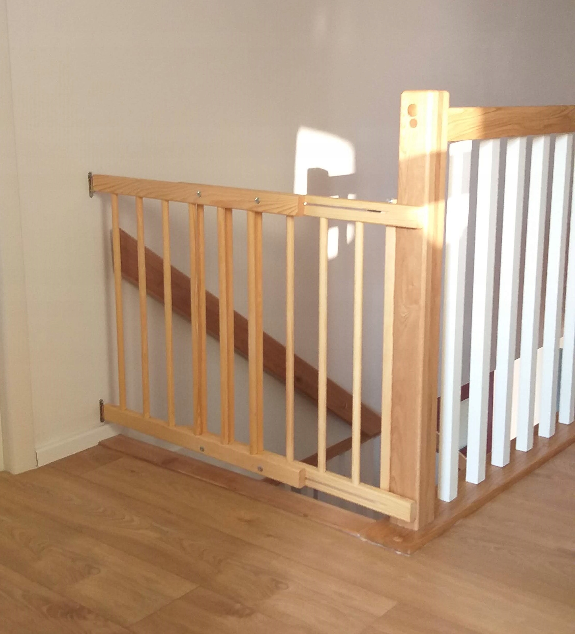 BRAMKA ZABEZPIECZAJĄCA NA DRZWI SCHODY BARIERKA OCHRONNA 72-122cm Wys. 68cm Kod producenta M1