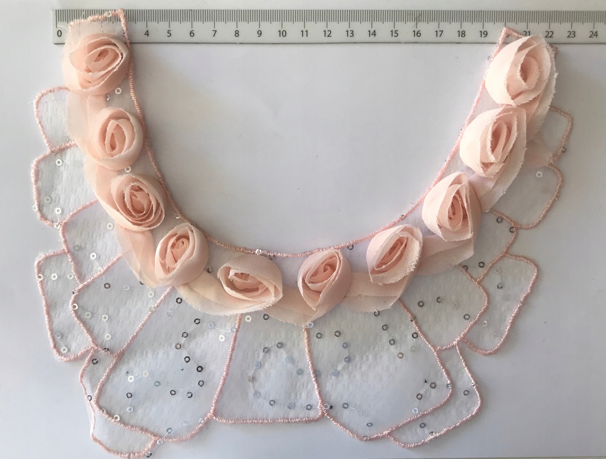 

Kołnierzyk ozdoba dekoltu róże cekiny brzoskwiniow