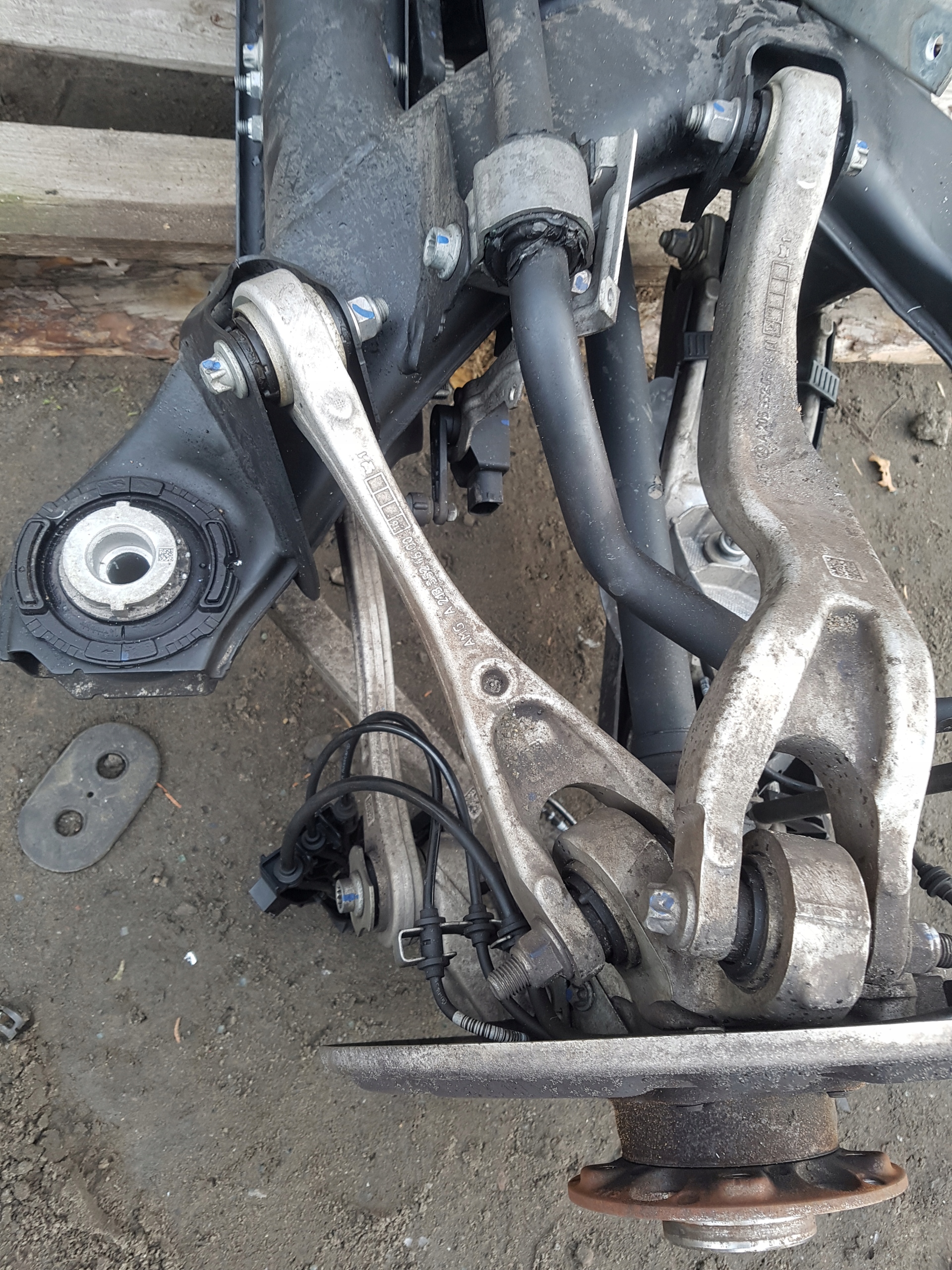 ZAWIESZENIE TYŁ PRAWA STRONA MERCEDES W213 AMG 6,3 Producent części Mercedes-Benz OE