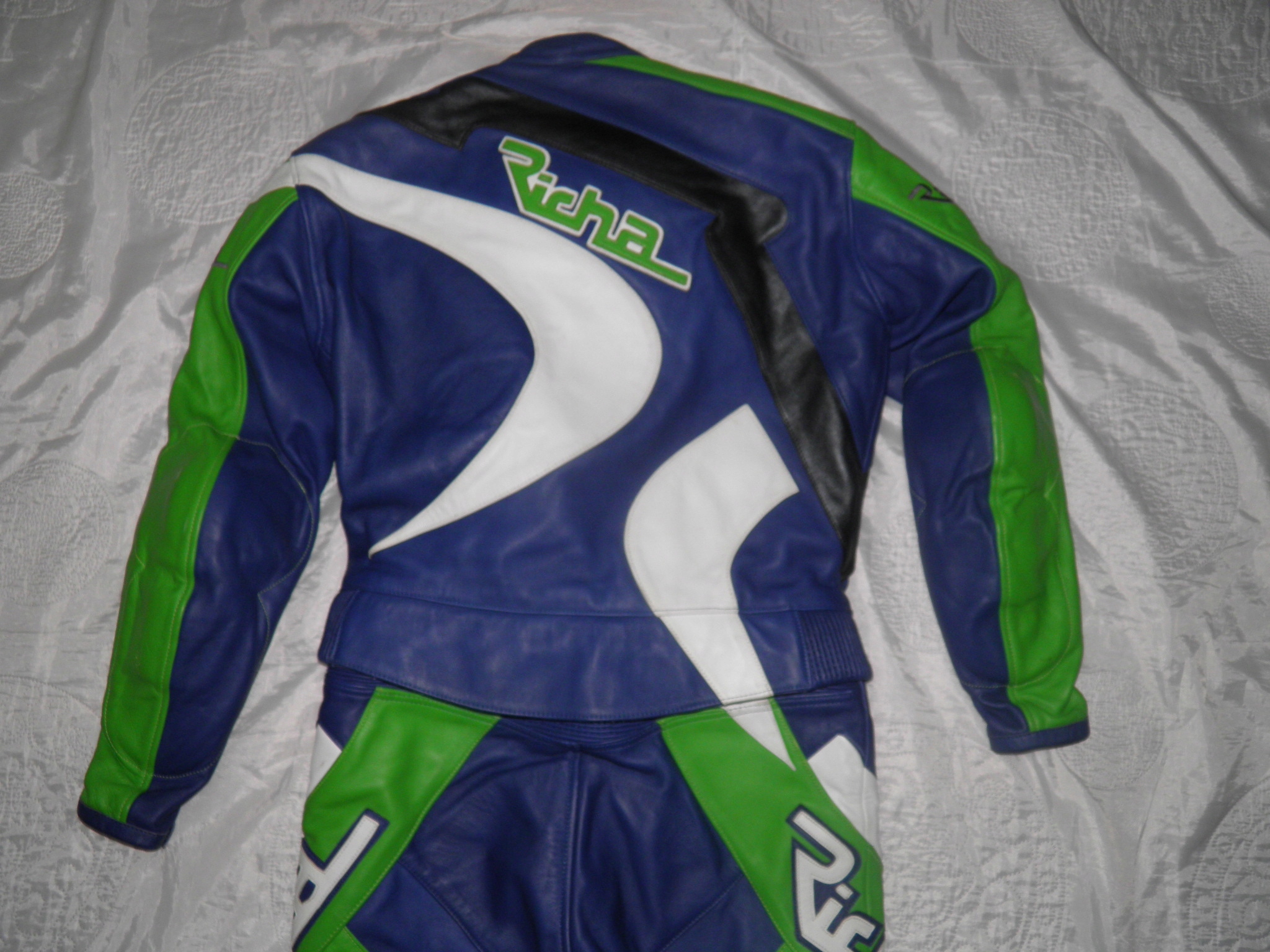 RICHA KOMBINEZON DWUCZĘŚCIOWY SKÓRZANY R 50 Cechy dodatkowe ochraniacze