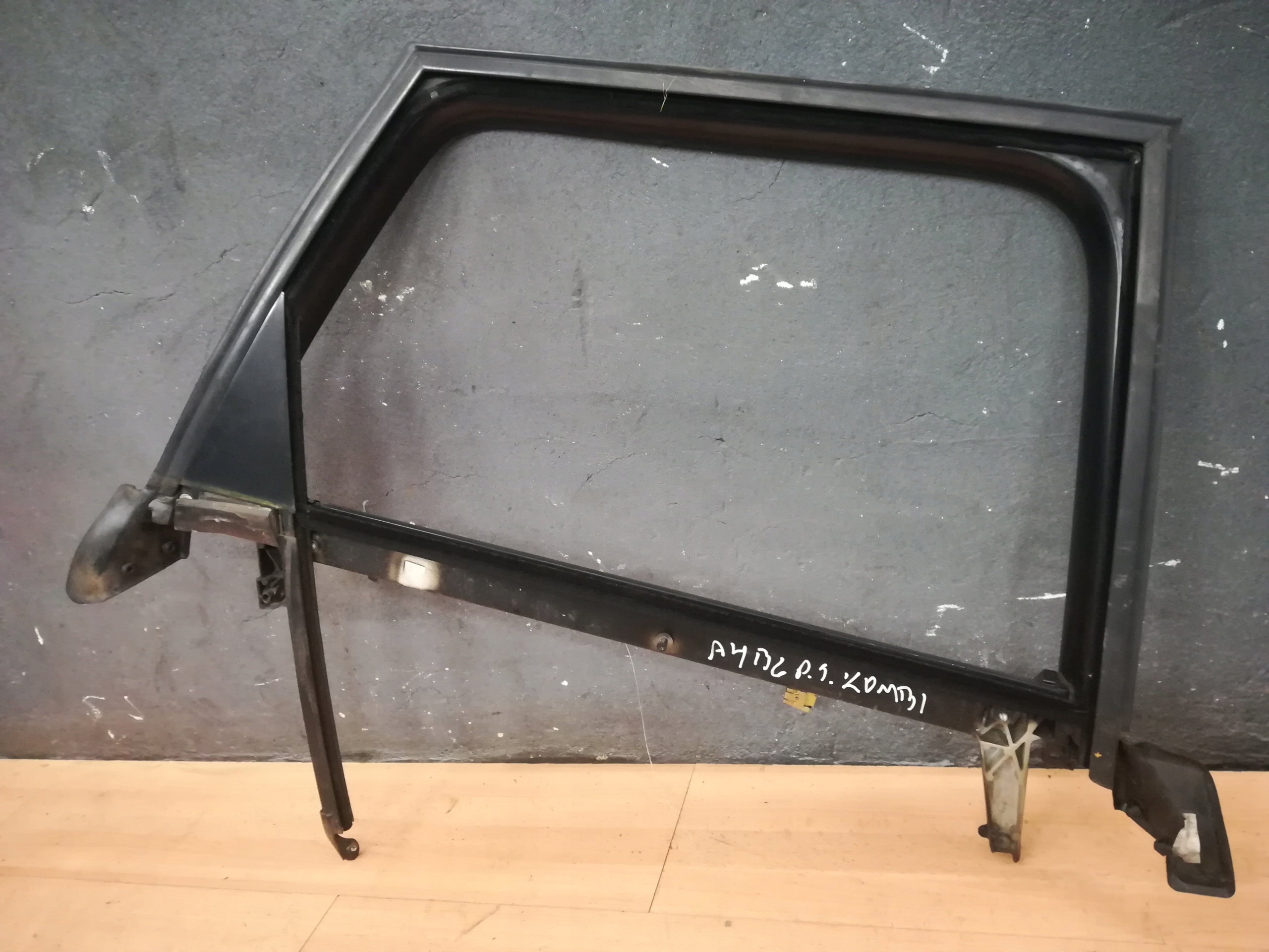 RAMKA SZYBY DRZWI KOMBI AUDI A4 B6 PRAWY TYŁ Typ samochodu Samochody osobowe